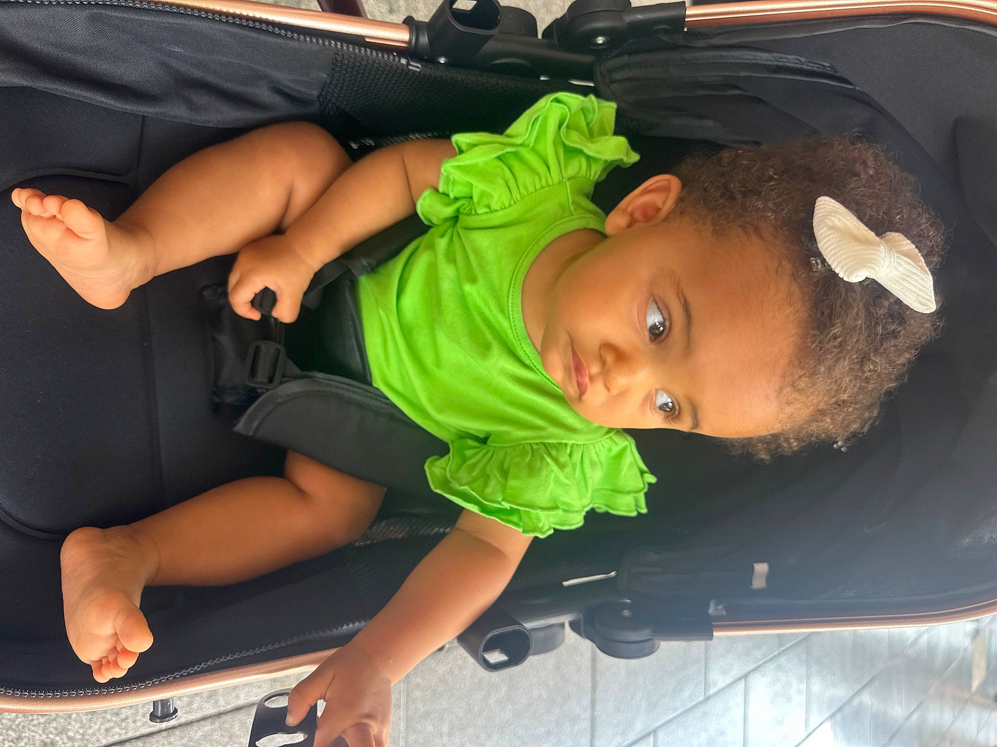 Ysis participe au concours pour gagner de l'argent avec cette photo : auto_part, automotive_design, automotive_exterior, baby, bumper, child, elbow, fun, human_leg, joint, knee, leisure, motor_vehicle, mouth, person, product, shorts, thigh, toddler, trunk