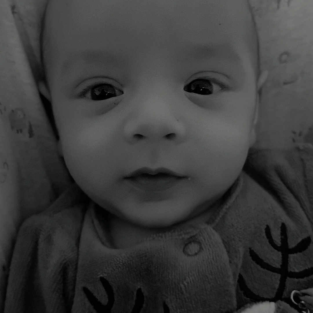 Owen participe au concours pour gagner de l'argent avec cette photo : adorable, baby, baby_clothes, black_and_white, child, closeup, clothing, cozy, cute, expression, eyes, face, head, indoors, infant, newborn, person, portrait, soft, young