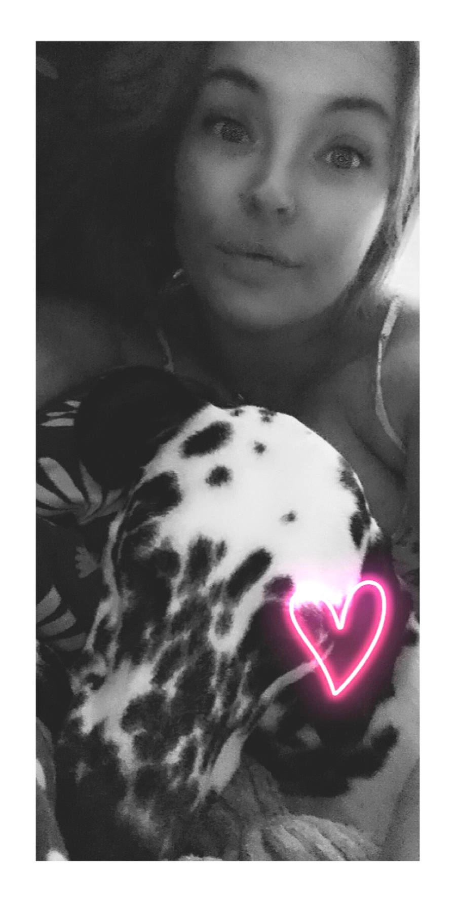 Ozzi a rejoint le concours — aidez-le/la à gagner de superbes lots ! beauty, black, black_and_white, chest, eye, eyelash, flash_photography, happy, lip, monochrome, monochrome_photography, nose, organ, pattern, photograph, sleeve, snapshot, snout, style, white