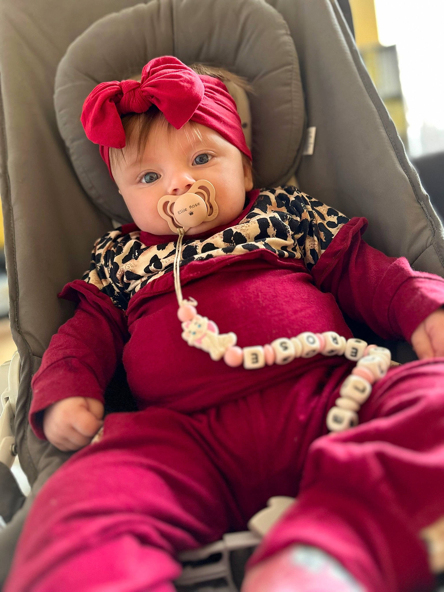 Ellie Rose a rejoint le concours — aidez-le/la à gagner de superbes lots ! baby, baby_carriage, baby_products, baby_safety, baby_sleeping, baby_toddler_clothing, beanie, blond, car_seat, cheek, child, comfort, eye, headwear, linens, magenta, person, pink, purple, sitting