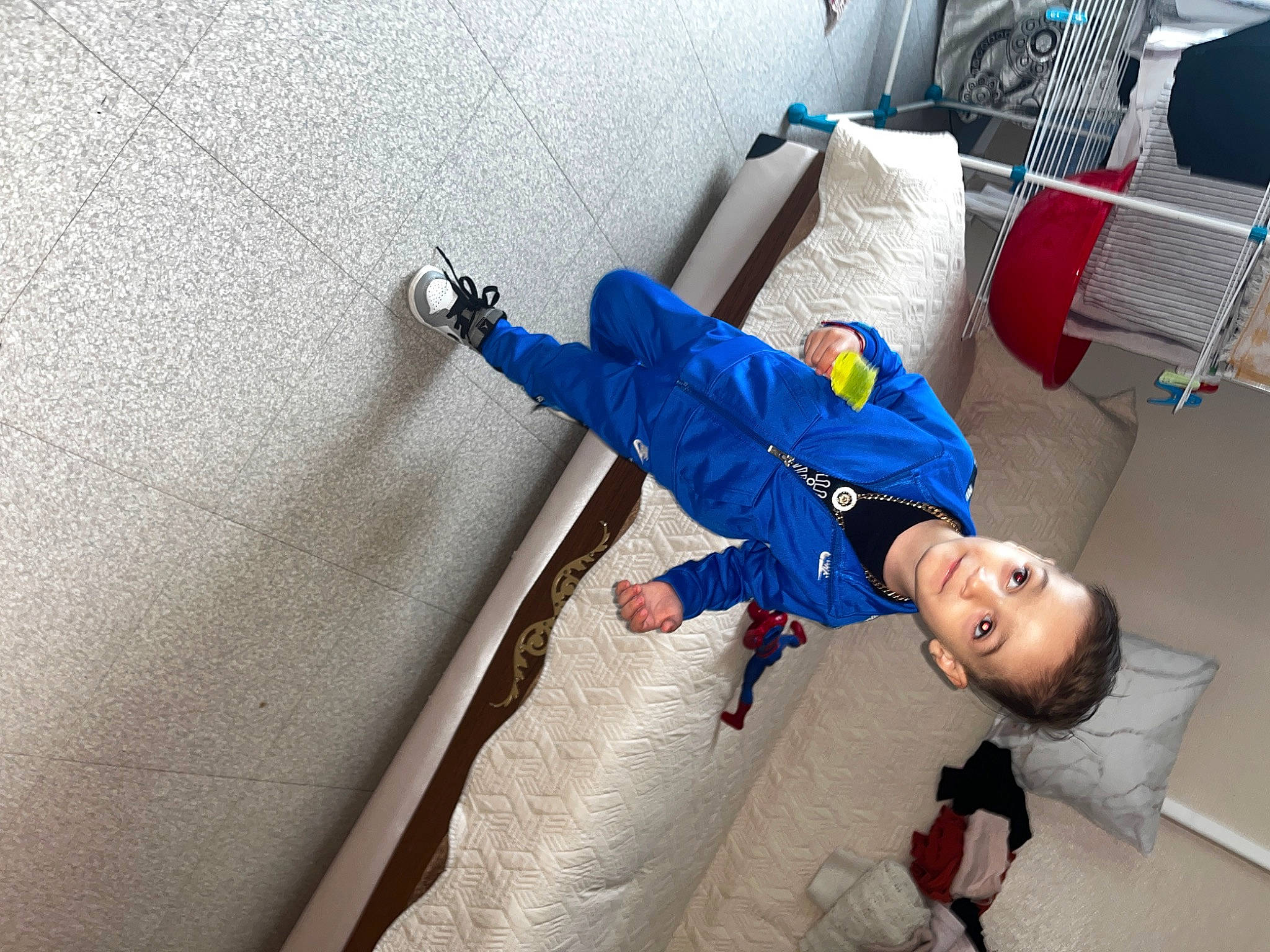 Amyr a rejoint le concours — aidez-le/la à gagner de superbes lots ! chair, child, comfort, elbow, electric_blue, flooring, fun, human_leg, knee, leisure, person, recreation, room, sandal, shorts, sitting, sock, t_shirt, thigh, toddler