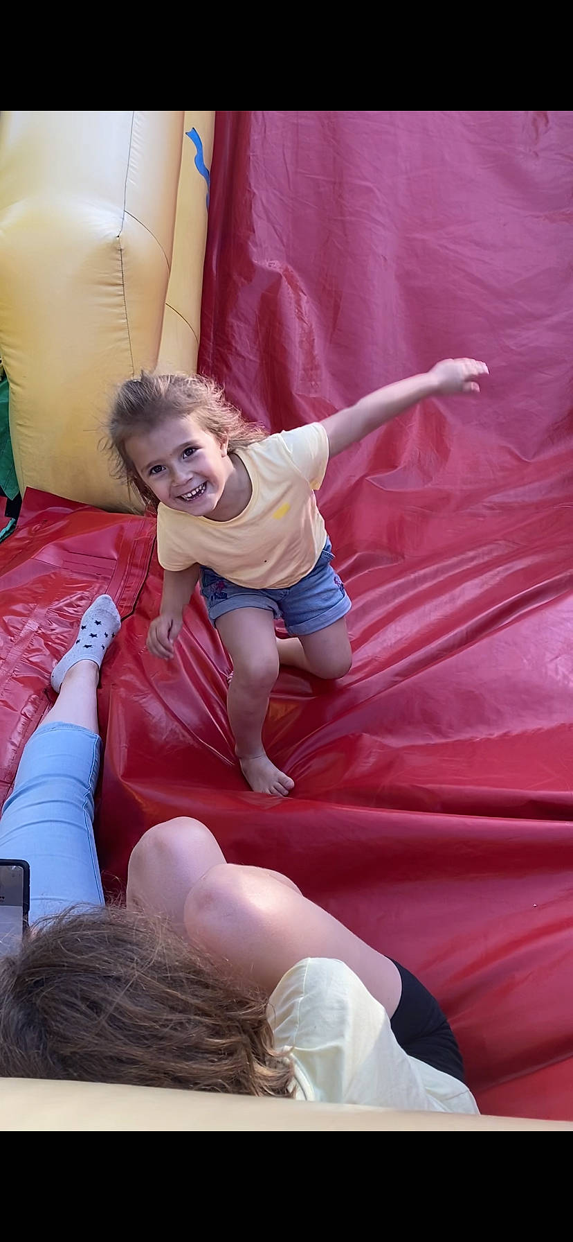 Jade a rejoint le concours — aidez-le/la à gagner de superbes lots ! bounce_house, child, comfort, facial_expression, fun, happy, human_body, joy, lap, leg, leisure, magenta, outdoor_play_equipment, person, pink, purple, recreation, shorts, smile, style