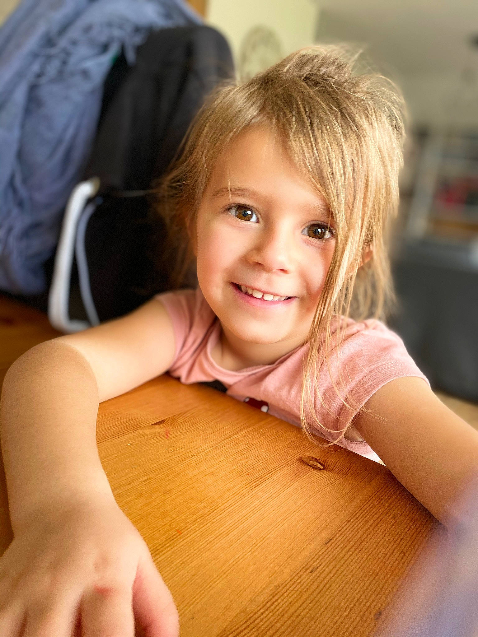 Jade a rejoint le concours — aidez-le/la à gagner de superbes lots ! arm, chair, dress, eye, eyebrow, face, finger, gesture, hair, hairstyle, hand, happy, head, iris, joy, muscle, person, skin, smile, table