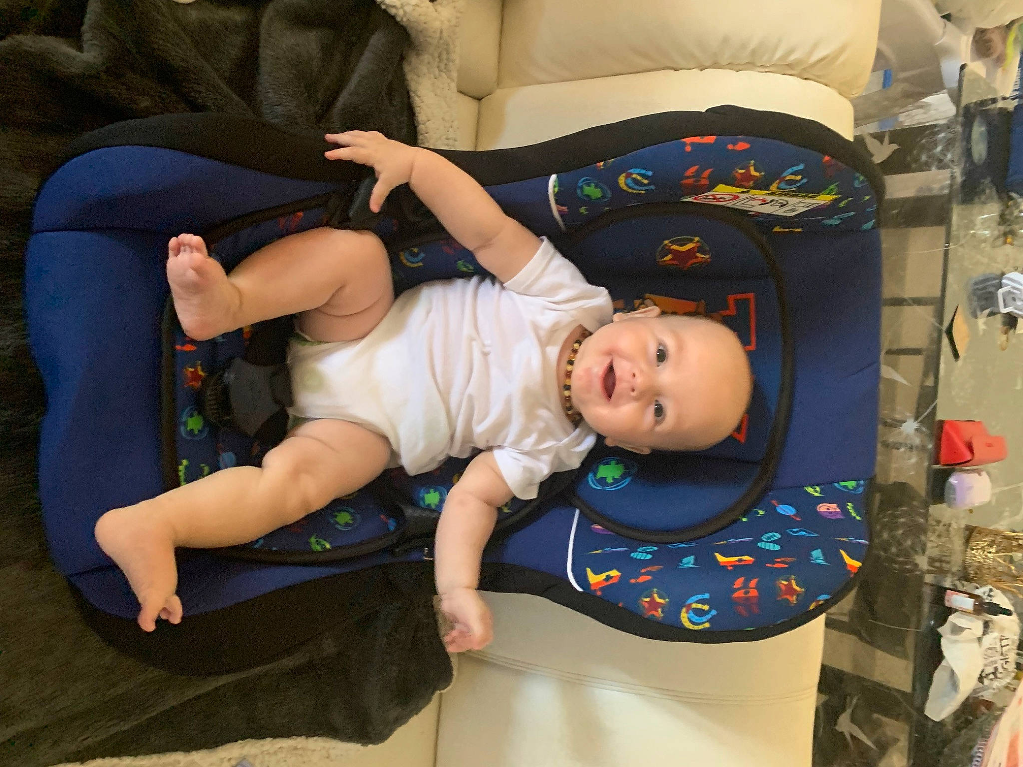 Gaby a rejoint le concours — aidez-le/la à gagner de superbes lots ! baby, baby_carriage, baby_products, baby_toddler_clothing, child, comfort, fun, hairstyle, happy, human_leg, knee, lap, person, play, room, sitting, smile, sock, thigh, toddler