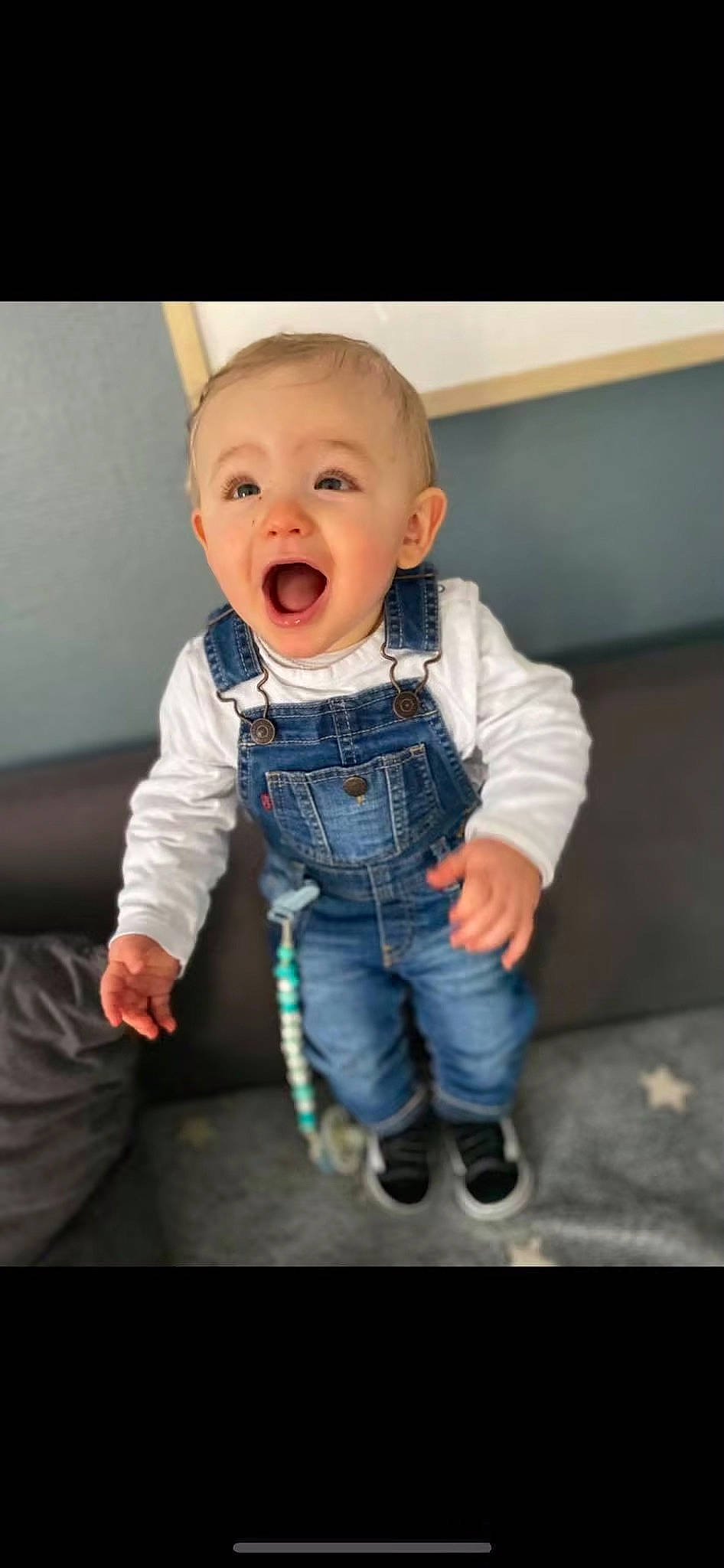 Ilyan a rejoint le concours — aidez-le/la à gagner de superbes lots ! arm, baby, baby_toddler_clothing, cheek, cool, eye, finger, gesture, happy, head, human_body, iris, jeans, mouth, nose, person, skin, sleeve, smile, surprise