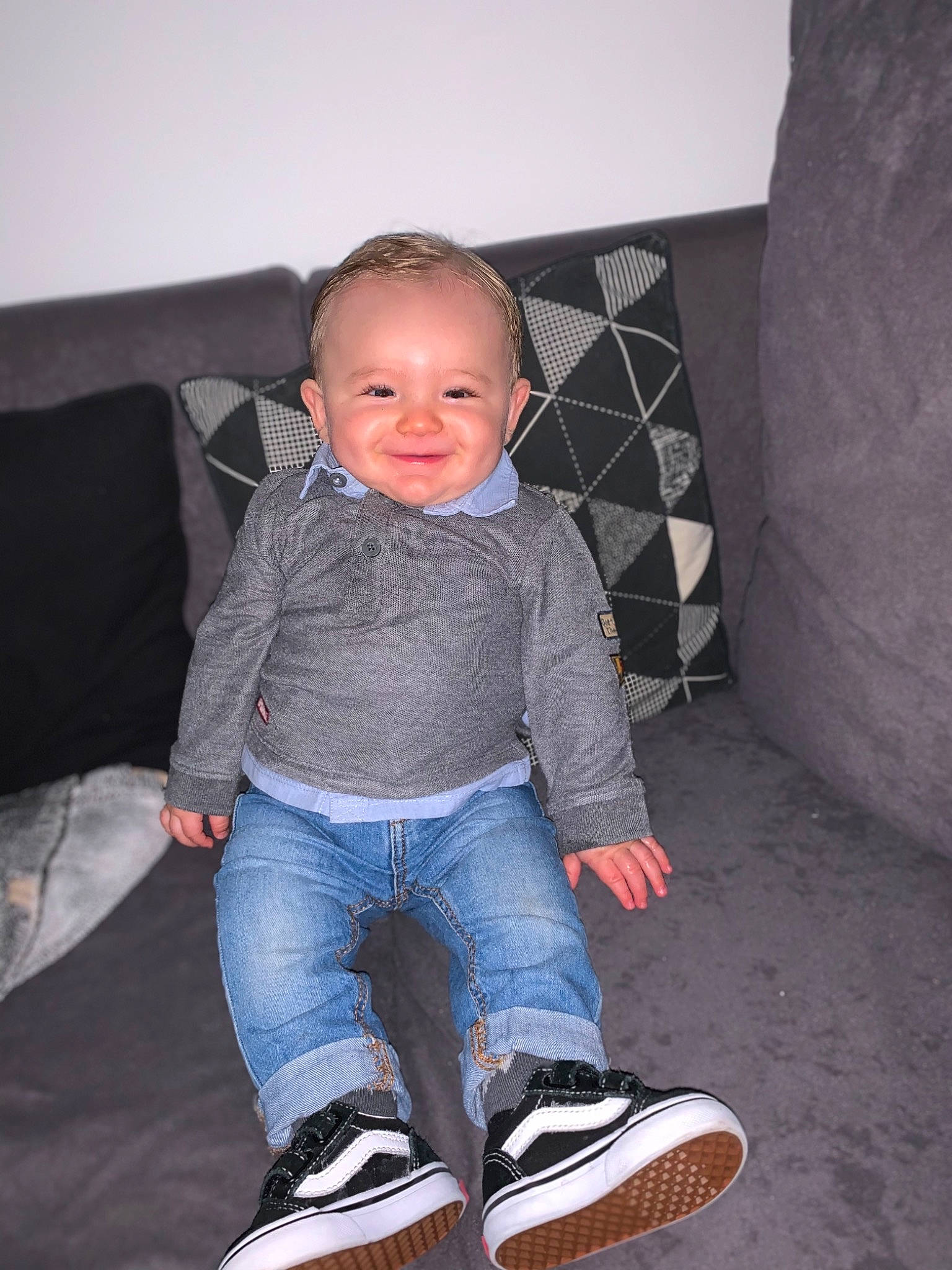 Ilyan a rejoint le concours — aidez-le/la à gagner de superbes lots ! baby, cheek, child, footwear, fun, head, jeans, joy, knee, leg, person, shoe, sitting, skin, standing, toddler
