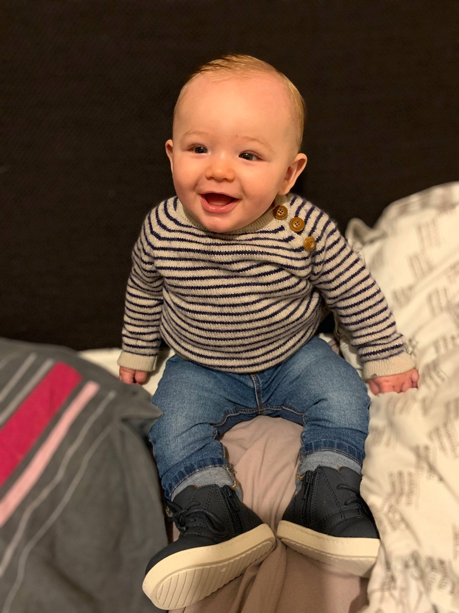 Ilyan participe au concours pour gagner de l'argent avec cette photo : baby, cheek, child, face, head, joy, leg, person, sitting, skin, sleeve, smile, toddler