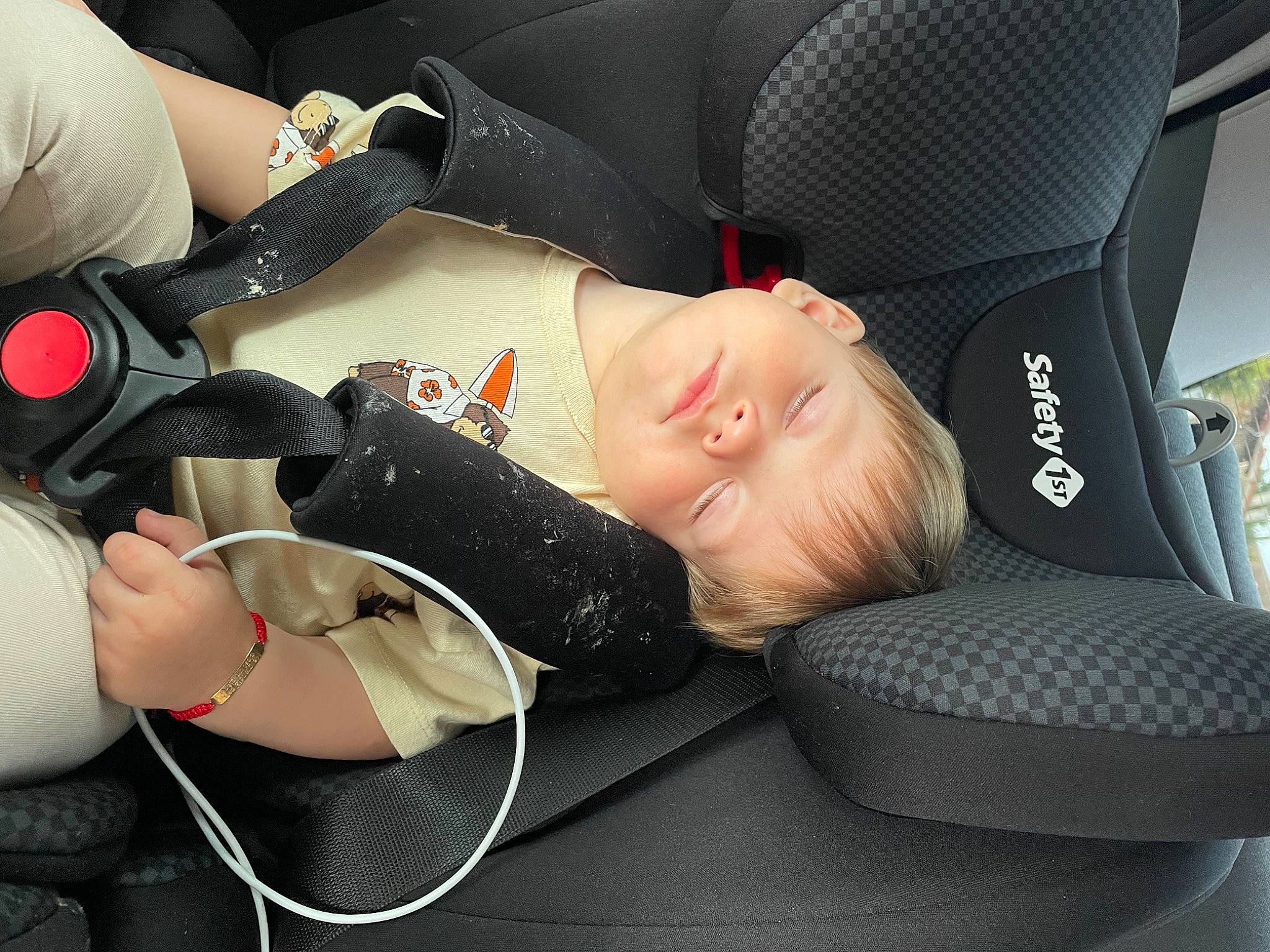 Nikita participe au concours pour gagner de l'argent avec cette photo : auto_part, automotive_design, car_seat, car_seat_cover, comfort, elbow, finger, hand, head_restraint, human_leg, knee, lap, leg, motor_vehicle, nail, person, product, seat_belt, sitting, thigh