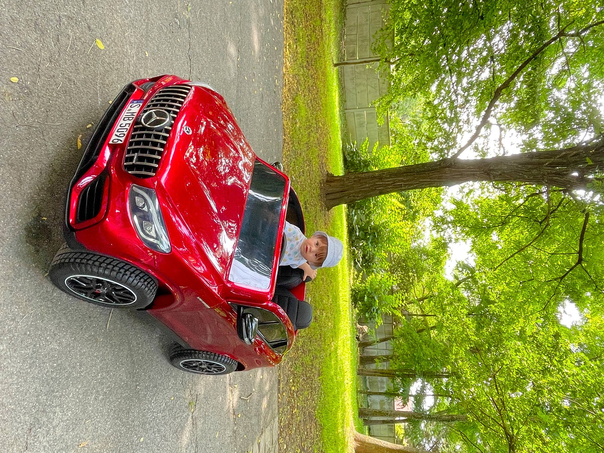 Nikita a rejoint le concours — aidez-le/la à gagner de superbes lots ! asphalt, automotive_design, automotive_exterior, automotive_lighting, automotive_tire, bumper, car, fender, grass, headlamp, hood, land_vehicle, motor_vehicle, person, plant, sports_gear, tire, tree, vehicle, vehicle_door