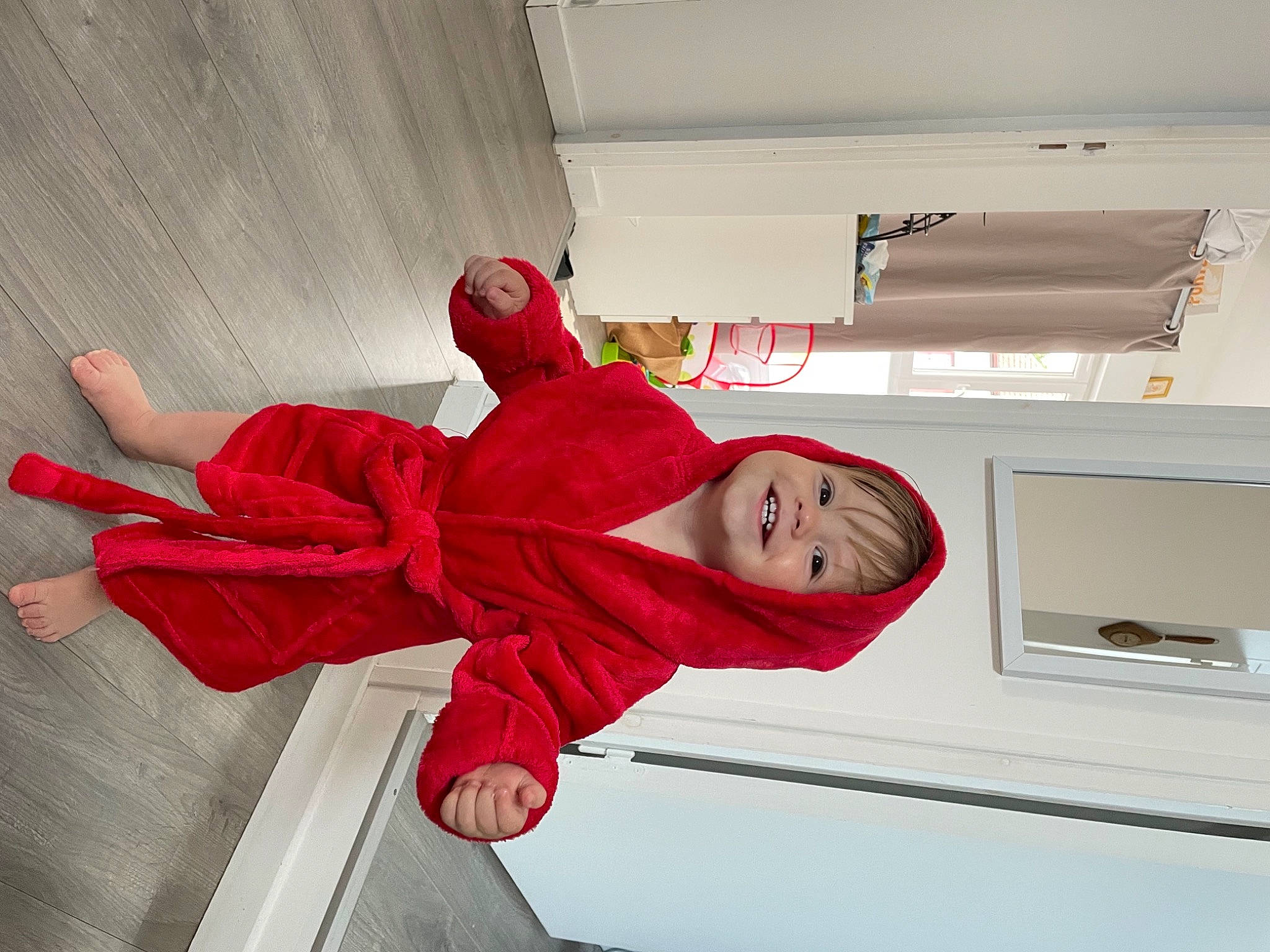 Nikita participe au concours pour gagner de l'argent avec cette photo : carmine, ceiling, fictional_character, flooring, fun, happy, human_leg, joy, magenta, person, plant, room, smile, stairs, tree, window