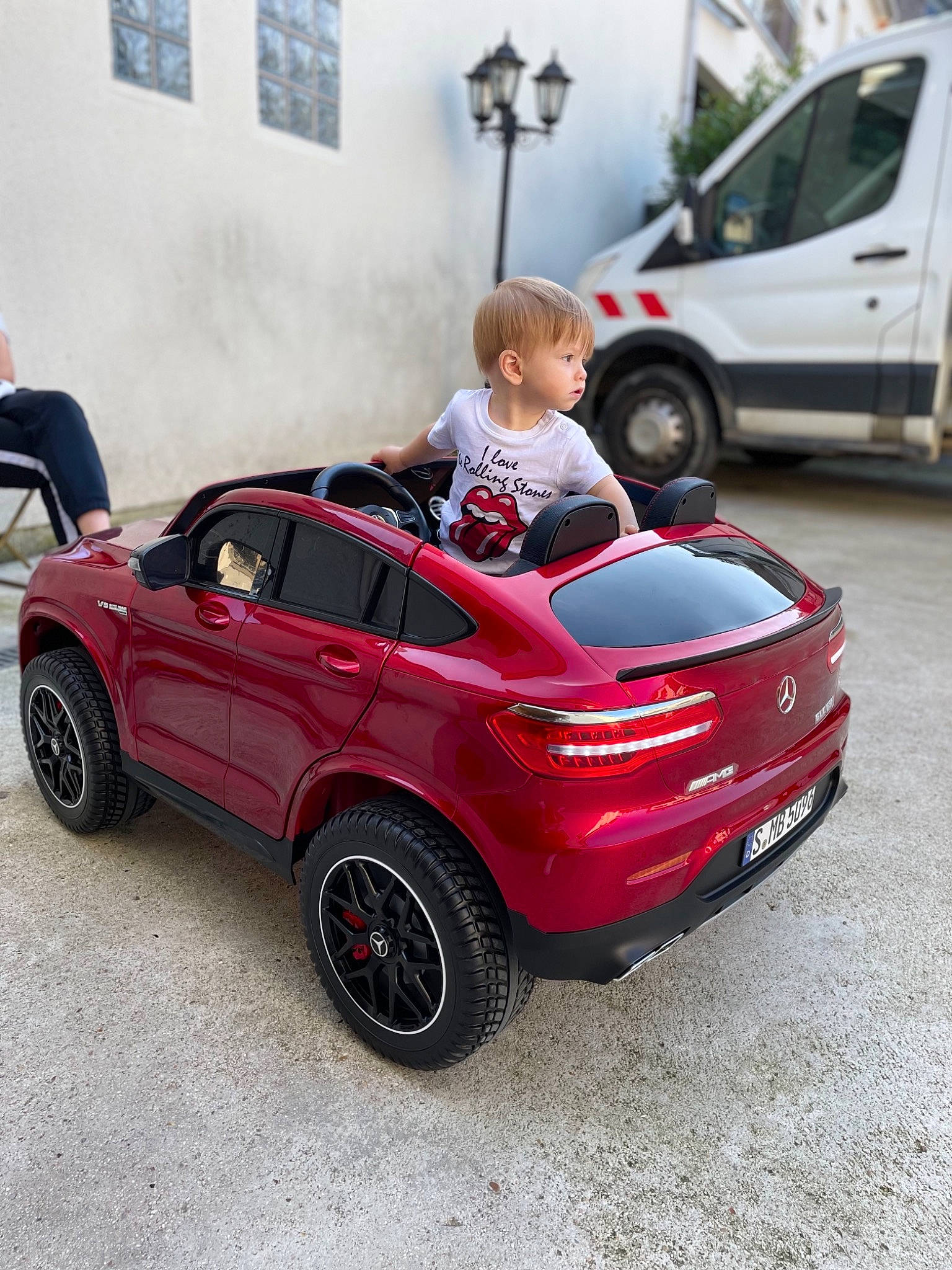 Nikita a rejoint le concours — aidez-le/la à gagner de superbes lots ! alloy_wheel, automotive_design, automotive_exterior, automotive_lighting, automotive_tire, bumper, car, fender, hood, hubcap, motor_vehicle, person, personal_luxury_car, picture_frame, rim, tire, trunk, vehicle, vehicle_door, vehicle_registration_plate