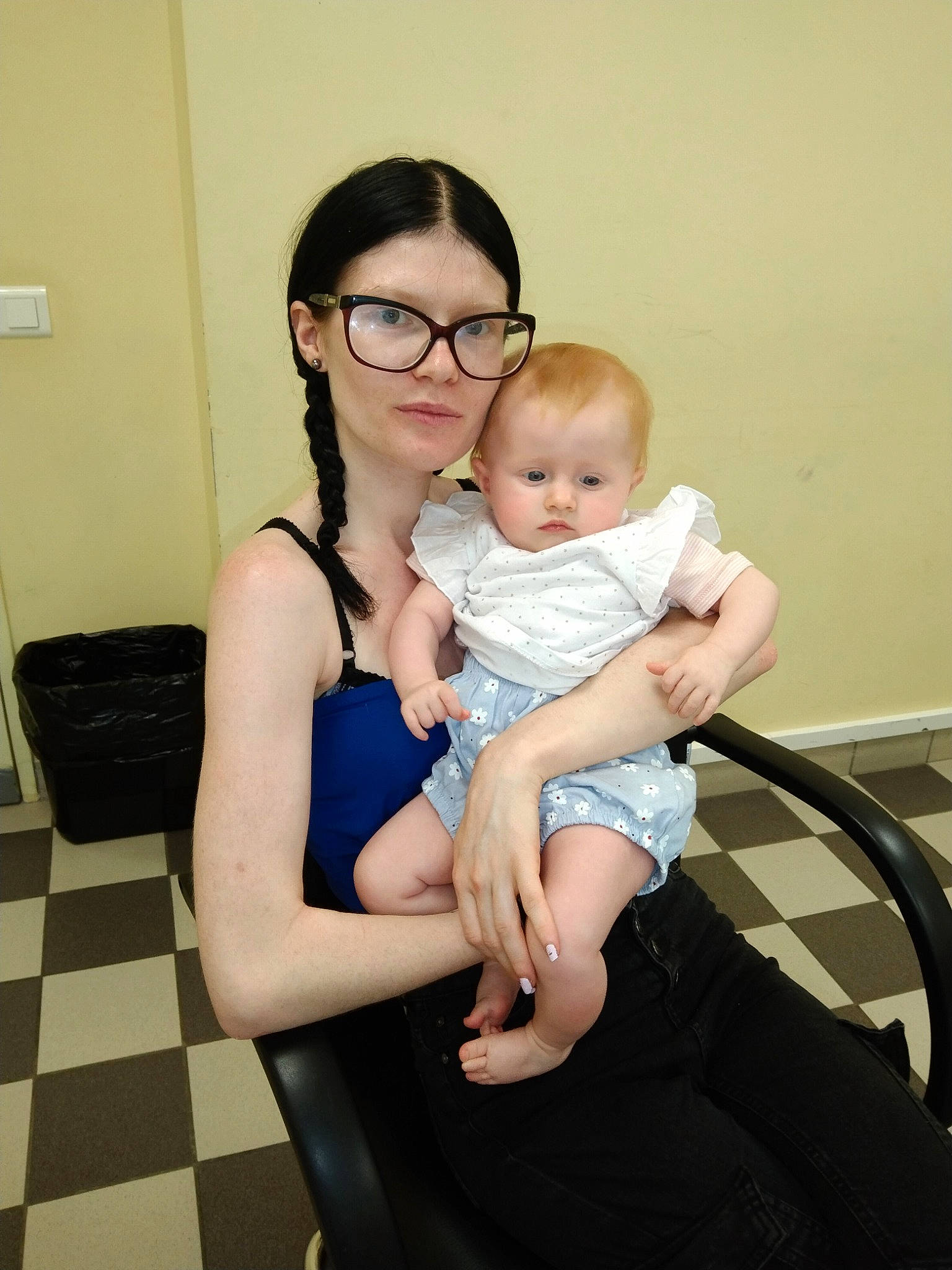 Maëlys a rejoint le concours — aidez-le/la à gagner de superbes lots ! abdomen, arm, baby, baby_toddler_clothing, chair, comfort, event, finger, flash_photography, fun, glasses, happy, human_body, jewellery, person, shoulder, sitting, skin, thigh, toddler