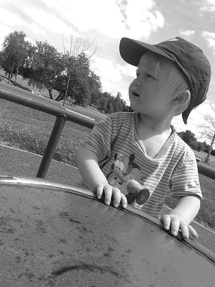 Ethan a rejoint le concours — aidez-le/la à gagner de superbes lots ! baseball_cap, black_and_white, cap, cloud, flash_photography, fun, grass, hand, happy, hat, human, monochrome, monochrome_photography, person, recreation, sky, standing, style, sun_hat, toddler