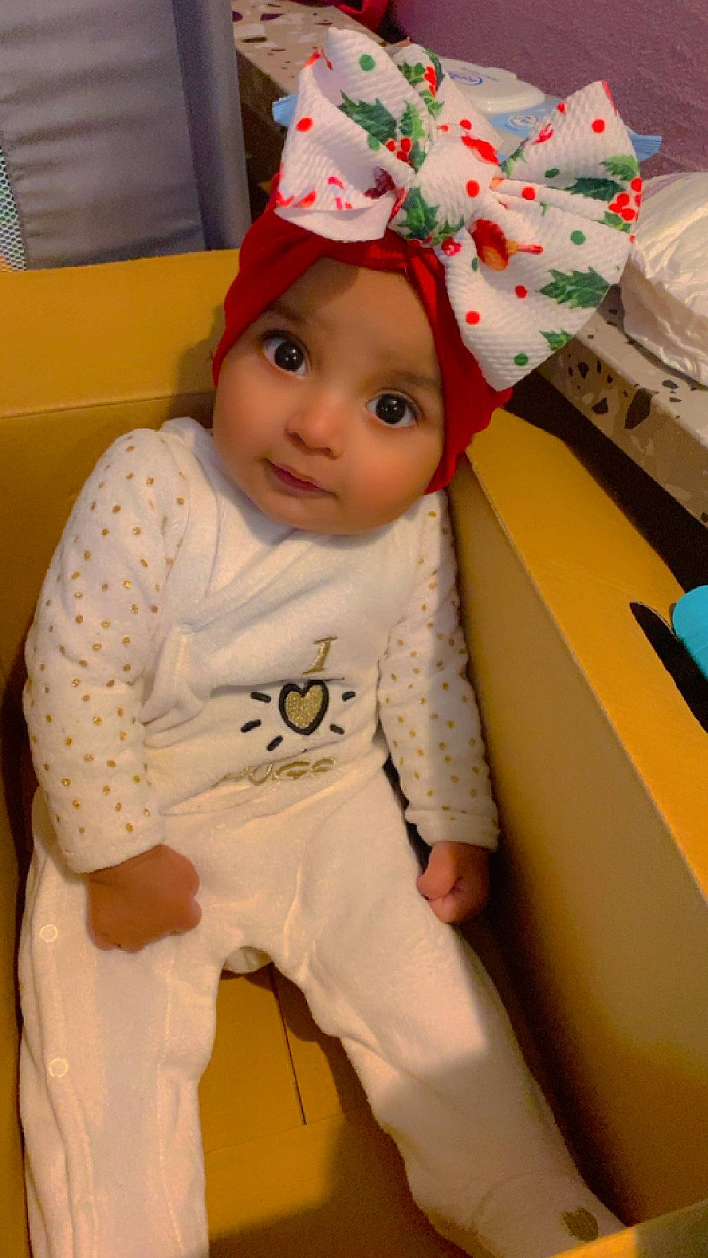 Loredana Mitulescu participe au concours pour gagner de l'argent avec cette photo : baby, baby_toddler_clothing, cap, carmine, child, christmas, costume_hat, event, eye, fashion_accessory, fictional_character, fun, headgear, headwear, holiday, human_body, party_supply, person, sleeve, smile