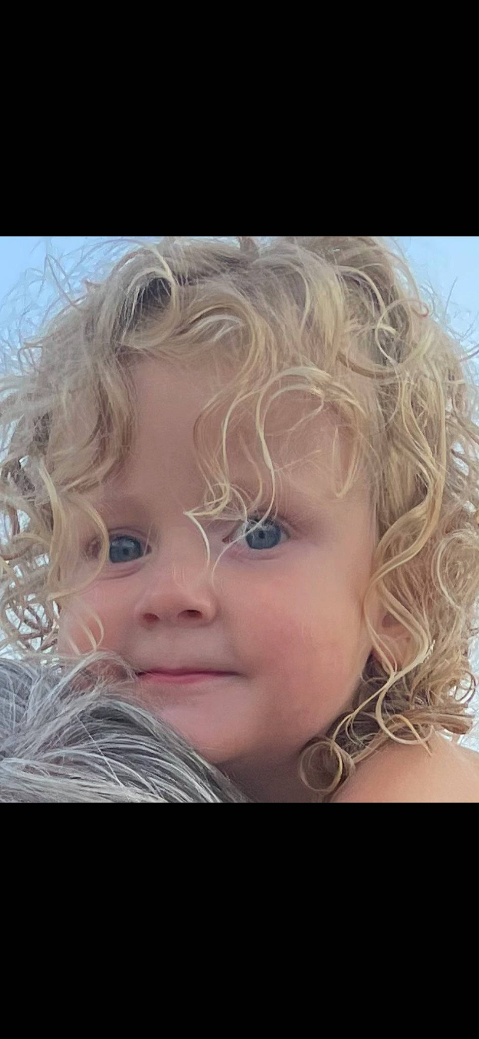 Charlotte participe au concours pour gagner de l'argent avec cette photo : blond, brown_hair, cheek, eyebrow, eyelash, flash_photography, grass, happy, human_body, iris, layered_hair, lip, long_hair, mouth, nose, person, picture_frame, skin, smile, surfer_hair