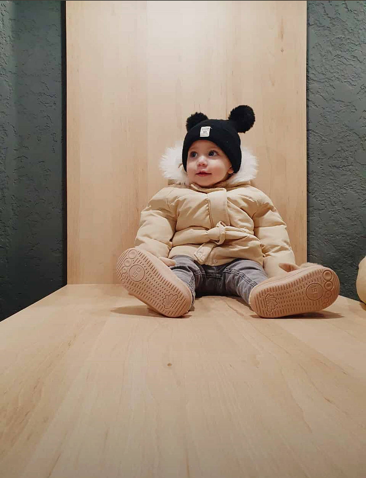 Alara a rejoint le concours — aidez-le/la à gagner de superbes lots ! art, baby, baby_toddler_clothing, cheek, child, comfort, floor, flooring, foot, fun, fur, hardwood, headwear, human_body, person, sitting, skin, sleeve, toddler, window