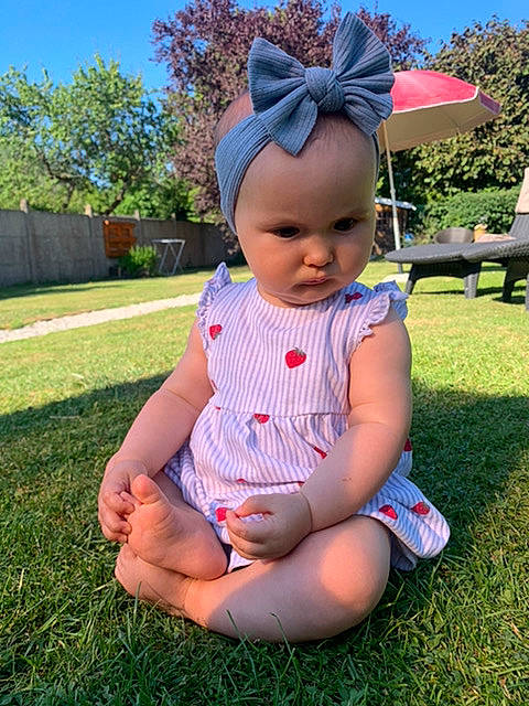Lila participe au concours pour gagner de l'argent avec cette photo : baby, baby_toddler_clothing, barefoot, child, costume_hat, foot, grass, grassland, happy, headwear, human_leg, leisure, pattern, people_in_nature, person, pink, plant, recreation, skin, sky