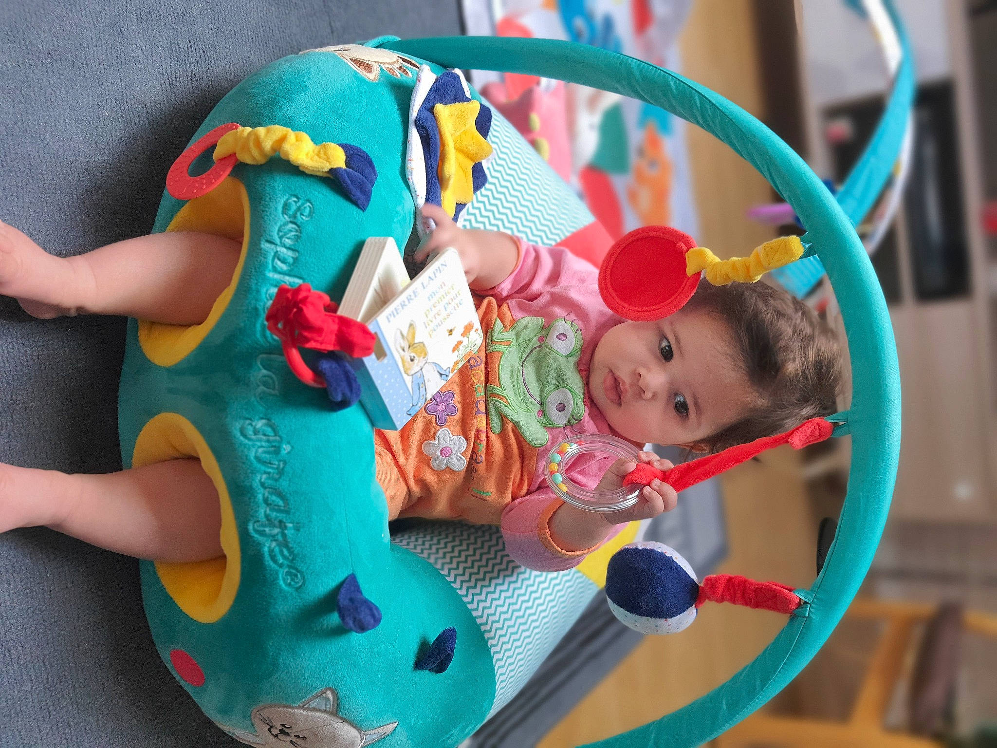 Julia a rejoint le concours — aidez-le/la à gagner de superbes lots ! amusement_ride, baby, baby_products, baby_toddler_clothing, baby_toys, child, fun, happy, icing, leisure, outdoor_play_equipment, party, person, plastic, play, recreation, room, stuffed_toy, toddler, toy