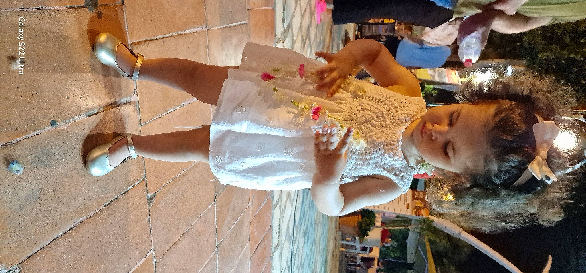 Julia participe au concours pour gagner de l'argent avec cette photo : arm, child, event, fun, happy, human_leg, leisure, person, recreation, shorts, t_shirt, textile, thigh, toddler, tree, vacation, water