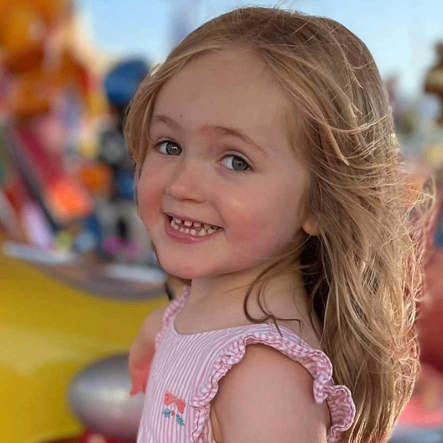 Giulia participe au concours pour gagner de l'argent avec cette photo : blonde, bodypart, child, clothing, dress, face, female, girl, hair, happy, head, indoors, mouth, outdoors, person, photography, playarea, portrait, smile, teeth