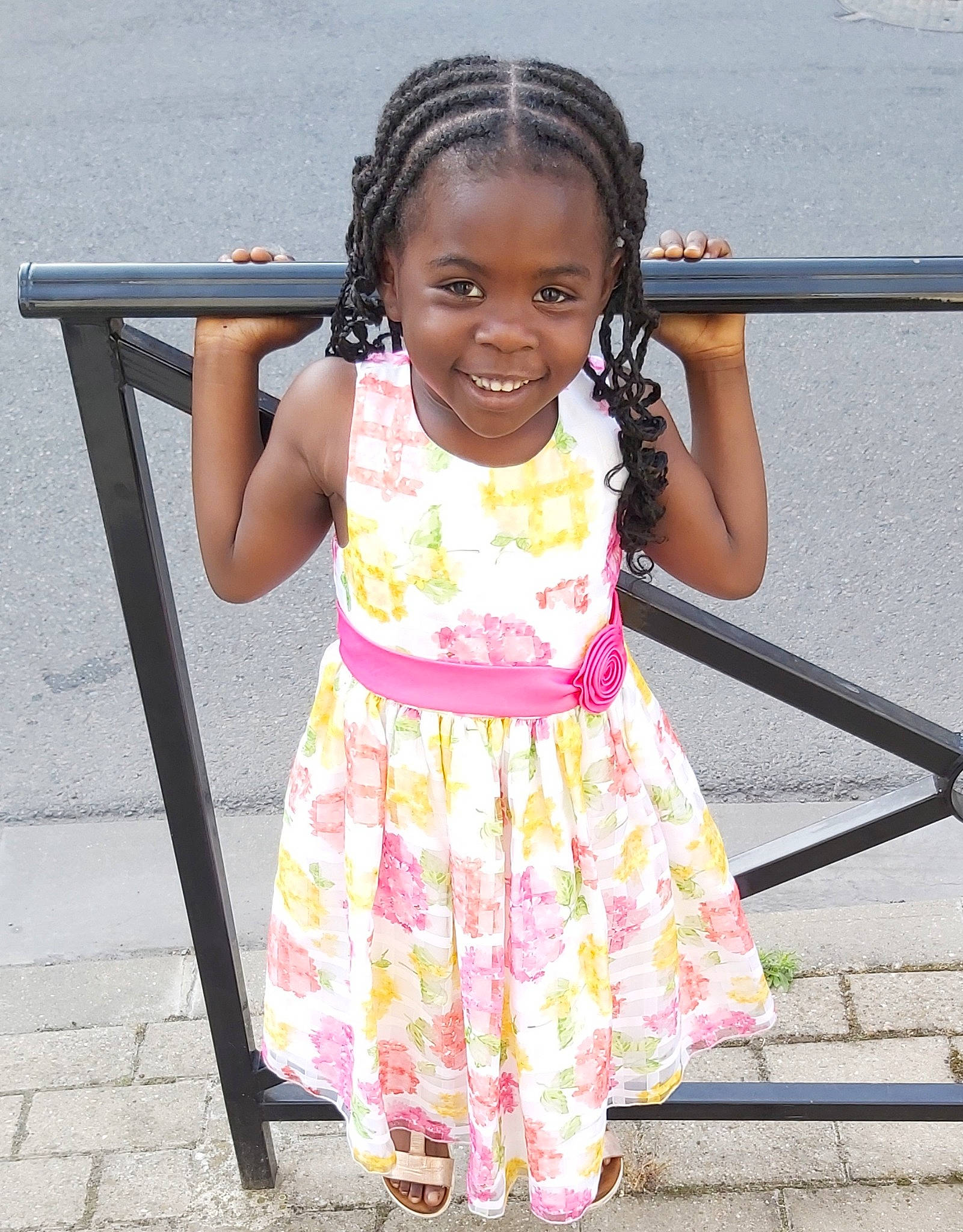 Pérola a rejoint le concours — aidez-le/la à gagner de superbes lots ! baby_toddler_clothing, black, child, day_dress, dress, facial_expression, fun, hairstyle, happy, joy, leisure, one_piece_garment, people, people_in_nature, person, pink, public_space, purple, skin, smile