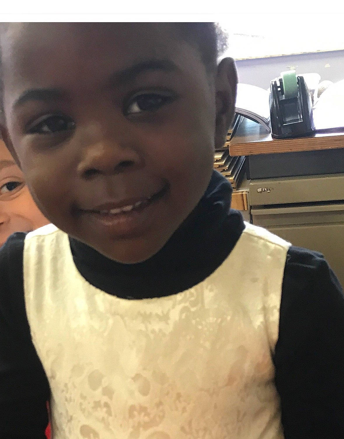 Pérola a rejoint le concours — aidez-le/la à gagner de superbes lots ! black, black_hair, cheek, chin, eye, eyebrow, eyelash, face, forehead, happy, head, joy, lip, mouth, neck, nose, person, skin, sleeve, smile