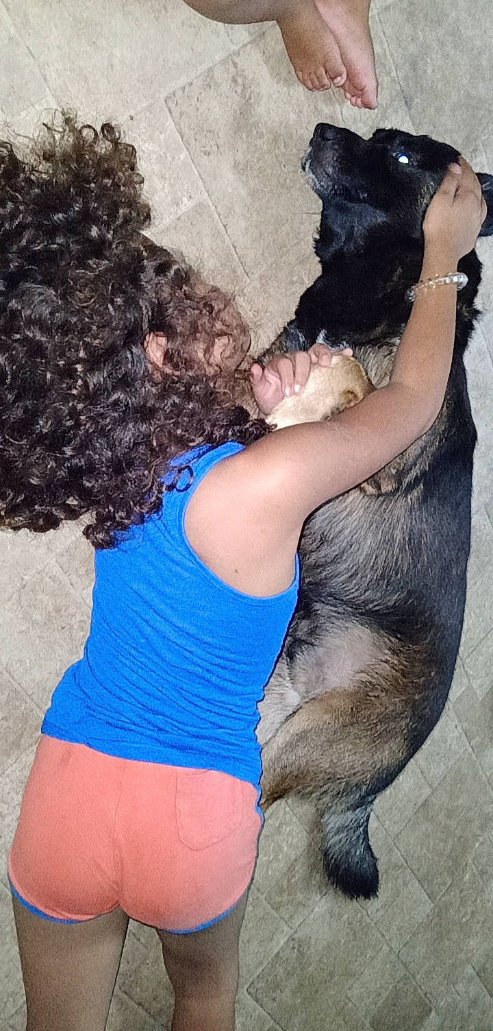 Renoi participe au concours pour gagner de l'argent avec cette photo : afro, carnivore, companion_dog, dog, dog_breed, electric_blue, fawn, fun, fur, gesture, happy, human_leg, interaction, jheri_curl, mammal, ringlet, t_shirt, thigh, vertebrate, working_animal