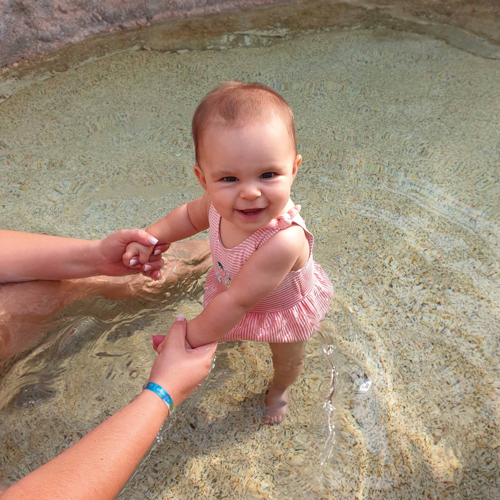 Calie participe au concours pour gagner de l'argent avec cette photo : baby, bathing, child, finger, fun, joy, person, play, skin, smile, summer, toddler, water
