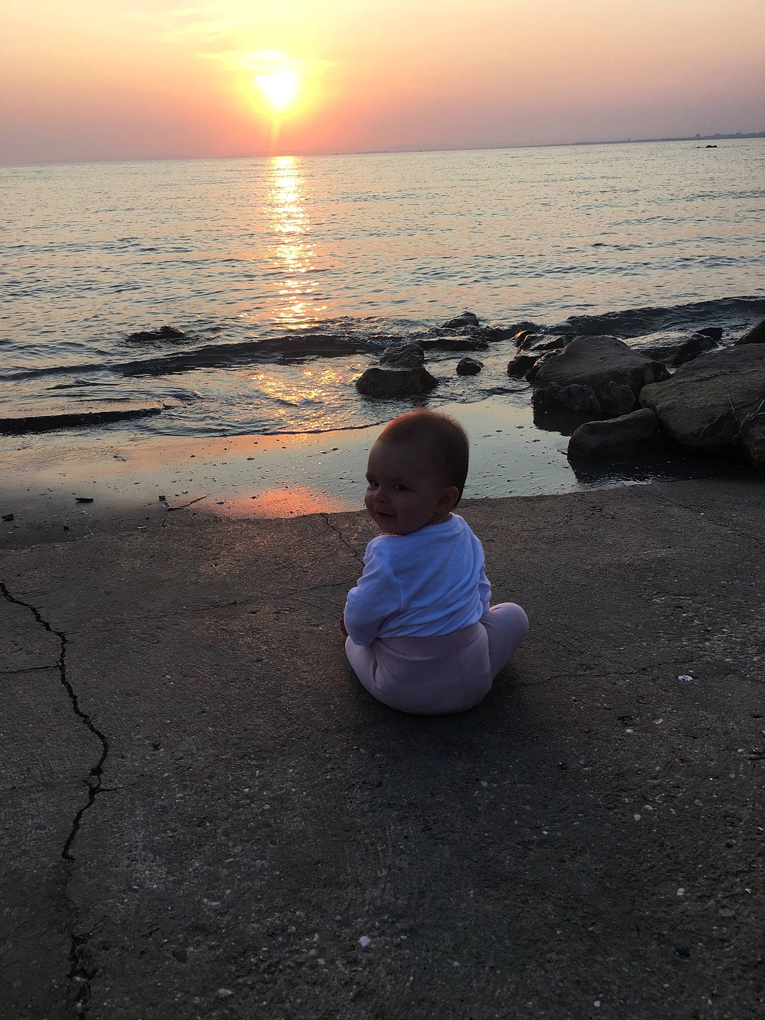 Calie a rejoint le concours — aidez-le/la à gagner de superbes lots ! beach, calm, child, coast, coastal_and_oceanic_landforms, evening, horizon, morning, ocean, person, sea, shore, sitting, sky, sunrise, sunset, under_exposed, vacation, water, wave