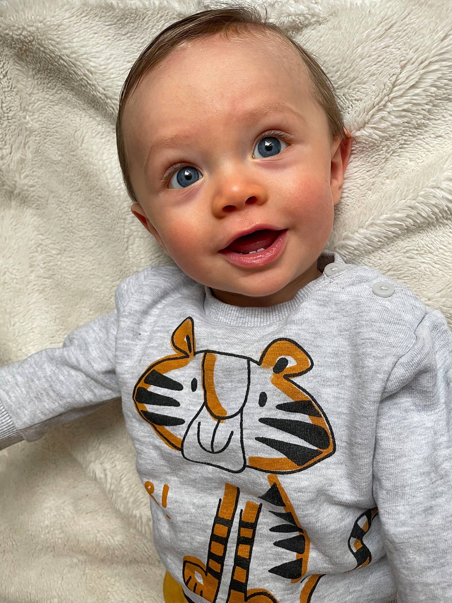 Dayvon a rejoint le concours — aidez-le/la à gagner de superbes lots ! arm, baby, baby_toddler_clothing, cheek, chin, eye, face, hairstyle, happy, head, lip, long_sleeved_t_shirt, mouth, nose, person, skin, sleeve, smile, t_shirt, toddler