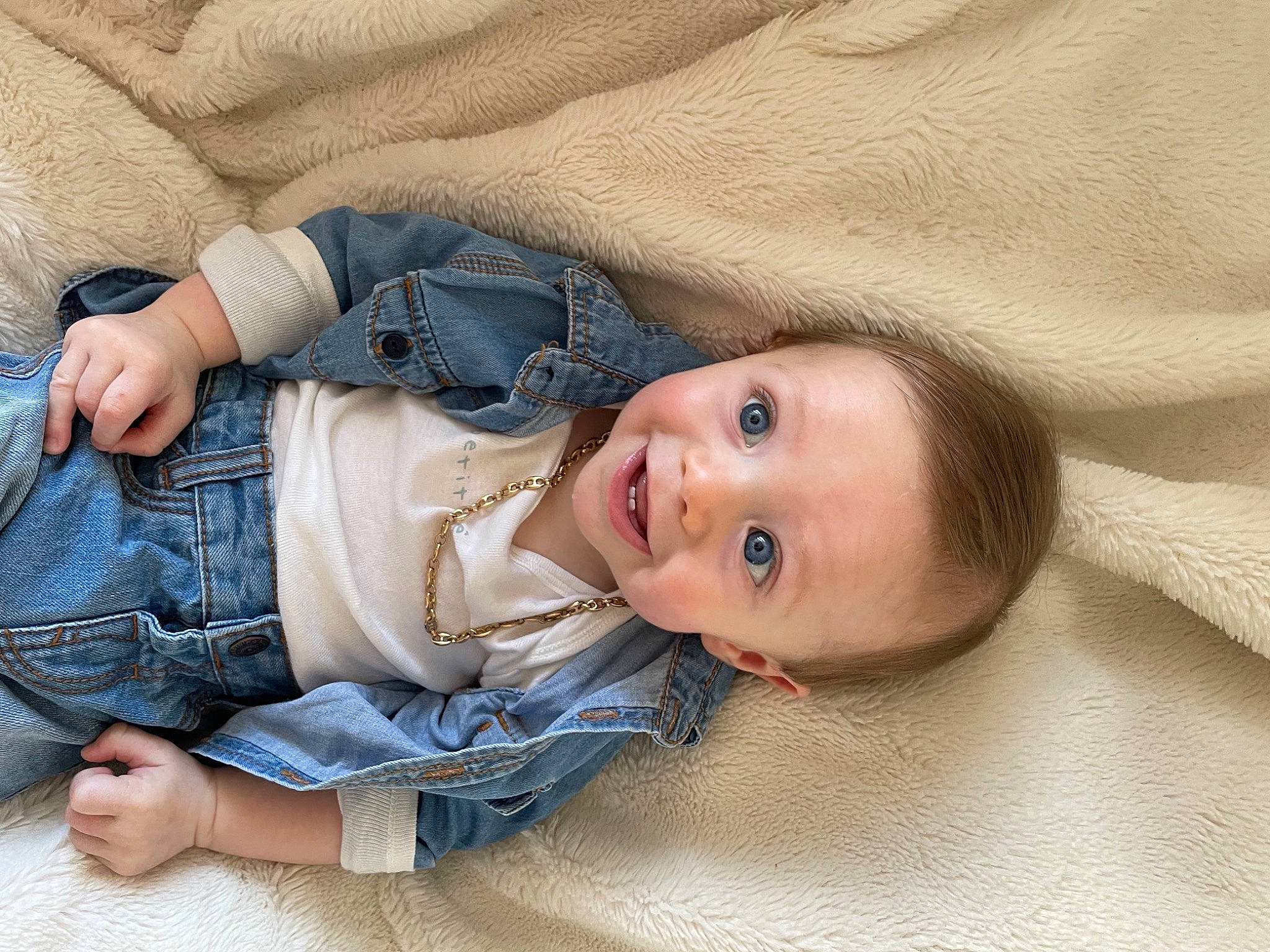 Dayvon participe au concours pour gagner de l'argent avec cette photo : baby, baby_toddler_clothing, cheek, child, collar, comfort, denim, linens, lip, nose, pattern, person, portrait_photography, sitting, skin, sleeve, smile, textile, toddler, tree
