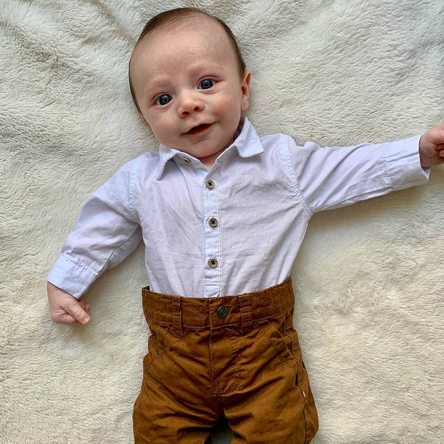 Dayvon a rejoint le concours — aidez-le/la à gagner de superbes lots ! baby, baby_products, baby_toddler_clothing, bow_tie, child, child_model, clothing, dress_shirt, formal_wear, infant_bodysuit, outerwear, person, product, sleeve, standing, suit, t_shirt, tie, toddler