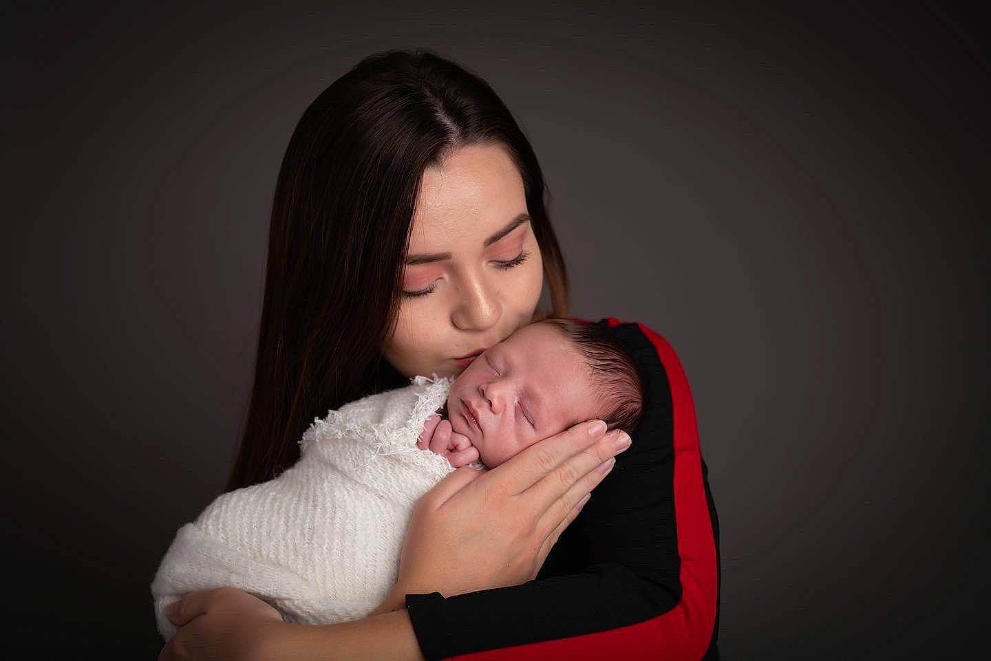 Dayvon participe au concours pour gagner de l'argent avec cette photo : baby, birth, cheek, child, flash_photography, gesture, hug, love, person, photography, portrait, portrait_photography, red, toddler