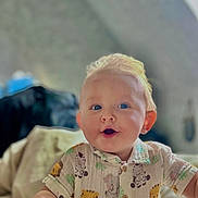 Maylan participe au concours pour gagner de l'argent avec cette photo : baby, child, infant, blue_eyes, smiling, shirt, animal_print, shorts, sitting, indoor, bed, blanket, cute, happy, portrait, young, person, face, skin, hand