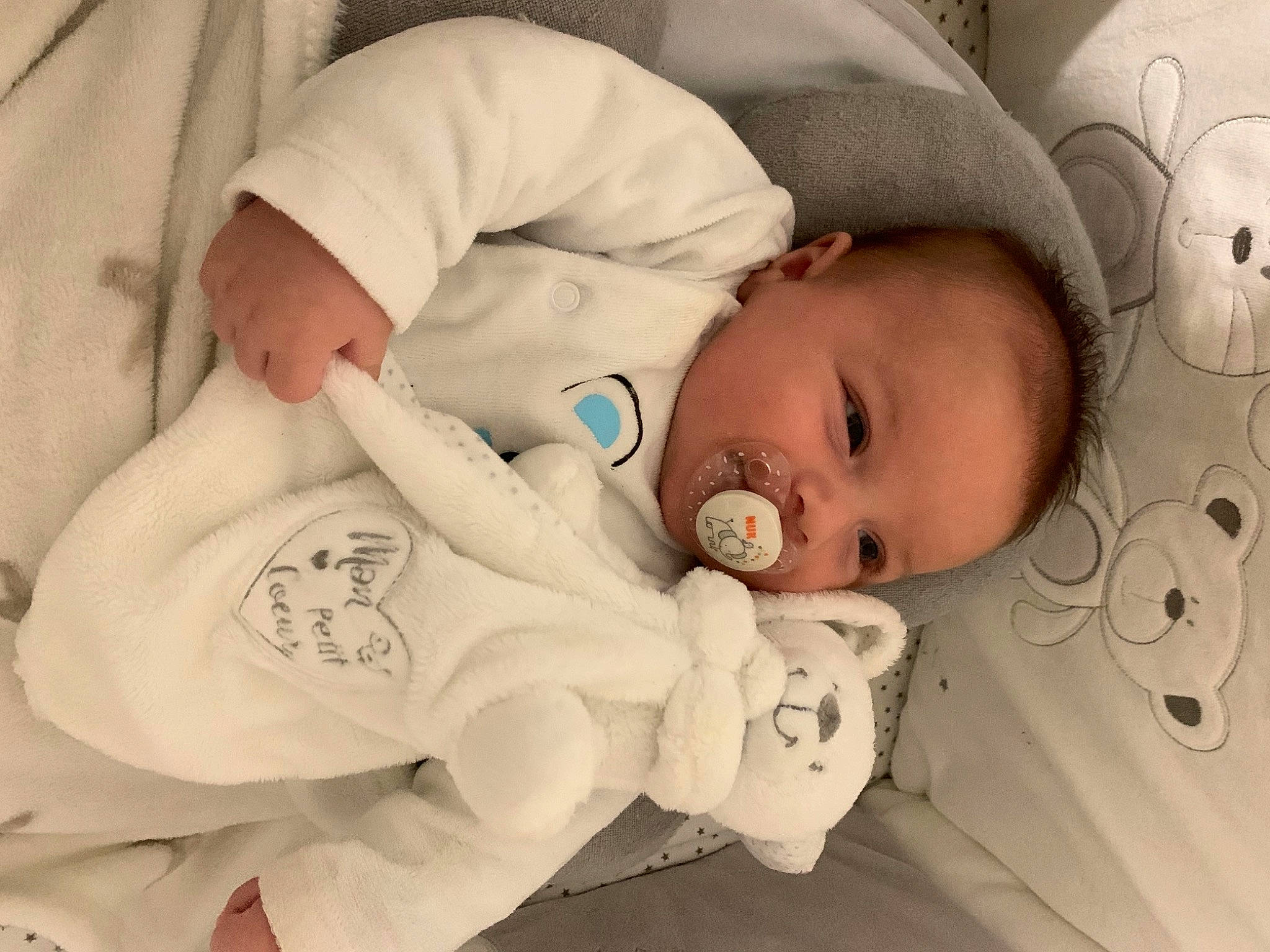 Paólo a rejoint le concours — aidez-le/la à gagner de superbes lots ! baby, baby_products, baby_safety, baby_sleeping, baby_toddler_clothing, cheek, clothing, comfort, eye, face, facial_expression, head, headgear, linens, lip, mouth, person, product, skin, textile