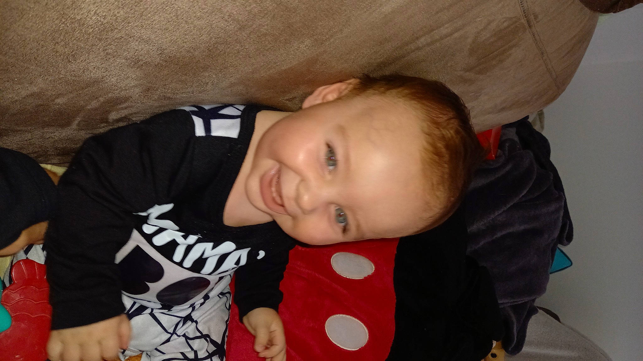 Nino a rejoint le concours — aidez-le/la à gagner de superbes lots ! arm, baby, baby_toddler_clothing, cheek, child, chin, comfort, elbow, hand, happy, joy, mouth, nose, person, shirt, sitting, skin, sleeve, smile, t_shirt