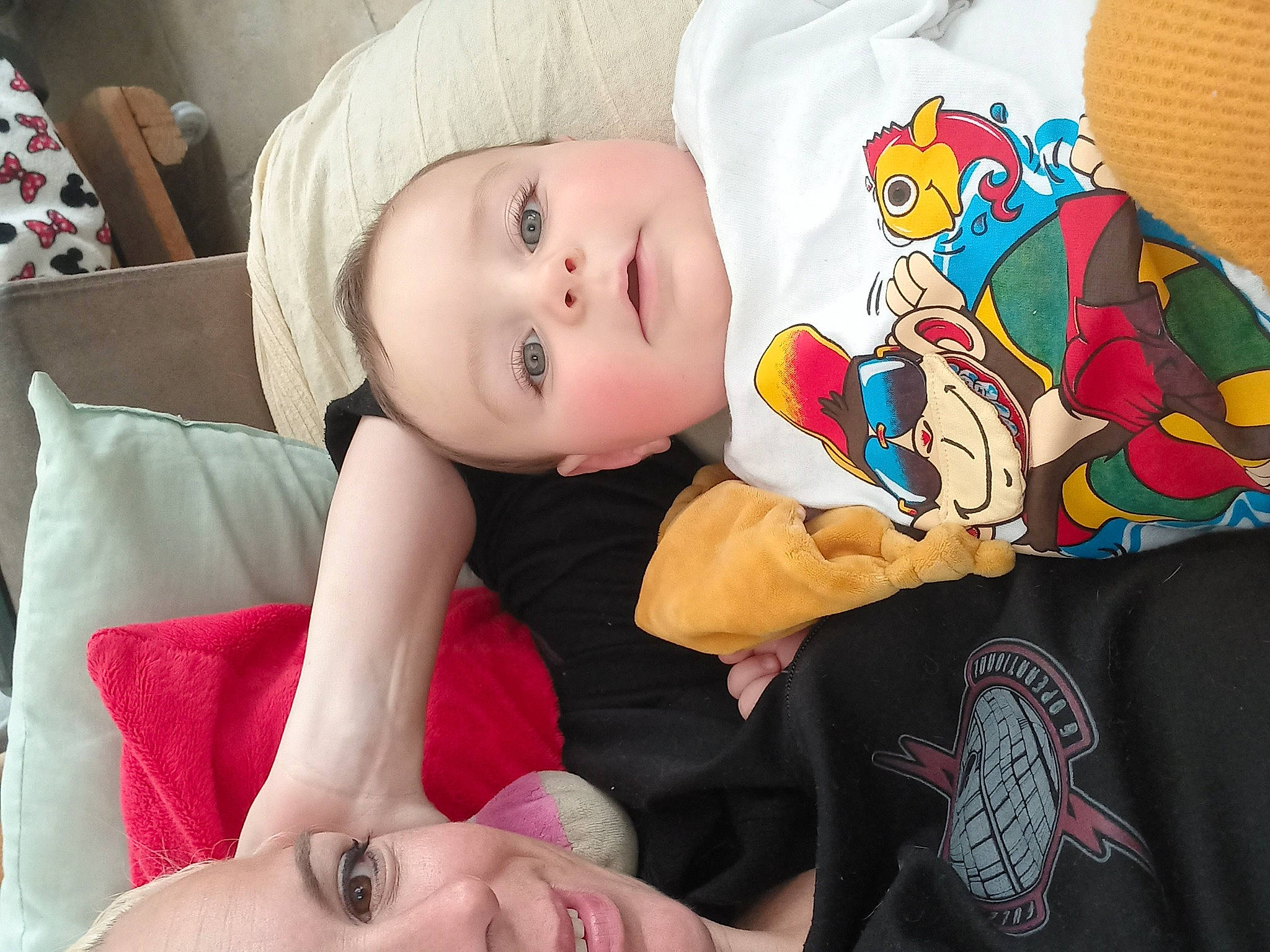 Nino a rejoint le concours — aidez-le/la à gagner de superbes lots ! arm, baby, baby_toddler_clothing, cheek, child, comfort, eye, face, fun, gesture, happy, organ, person, red, room, skin, sleeve, smile, t_shirt, toddler