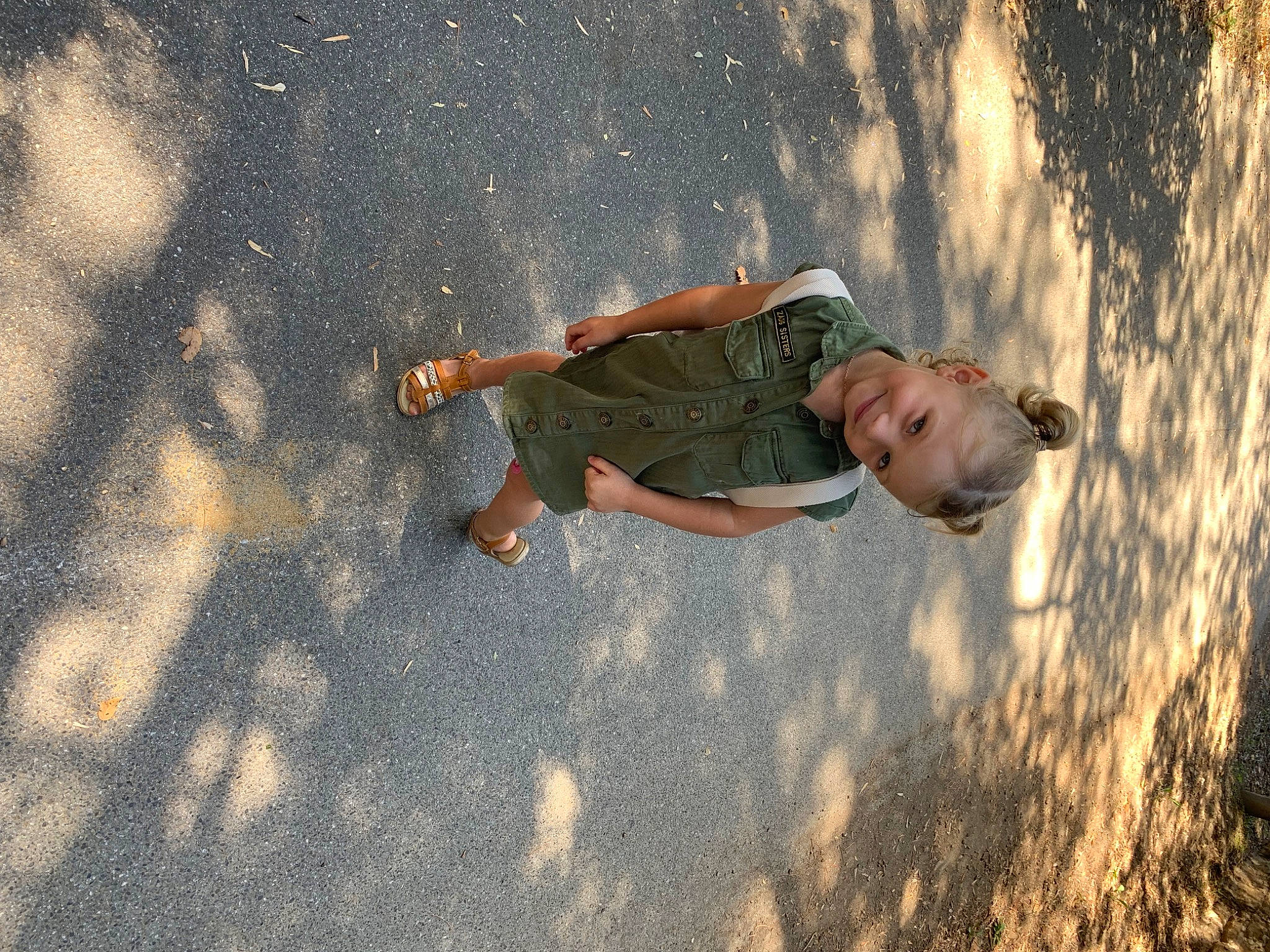 Kelya participe au concours pour gagner de l'argent avec cette photo : asphalt, child, flash_photography, fun, grass, hand, happy, human_body, human_leg, joy, landscape, leg, leisure, people_in_nature, person, recreation, road_surface, sand, shorts, tints_and_shades