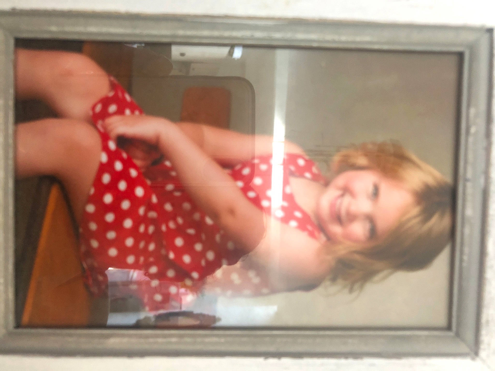 Lili a rejoint le concours — aidez-le/la à gagner de superbes lots ! art, child, display_device, flesh, fun, gesture, glass, interior_design, joy, magenta, media, pattern, person, picture_frame, polka_dot, rectangle, room, smile, toddler, visual_arts