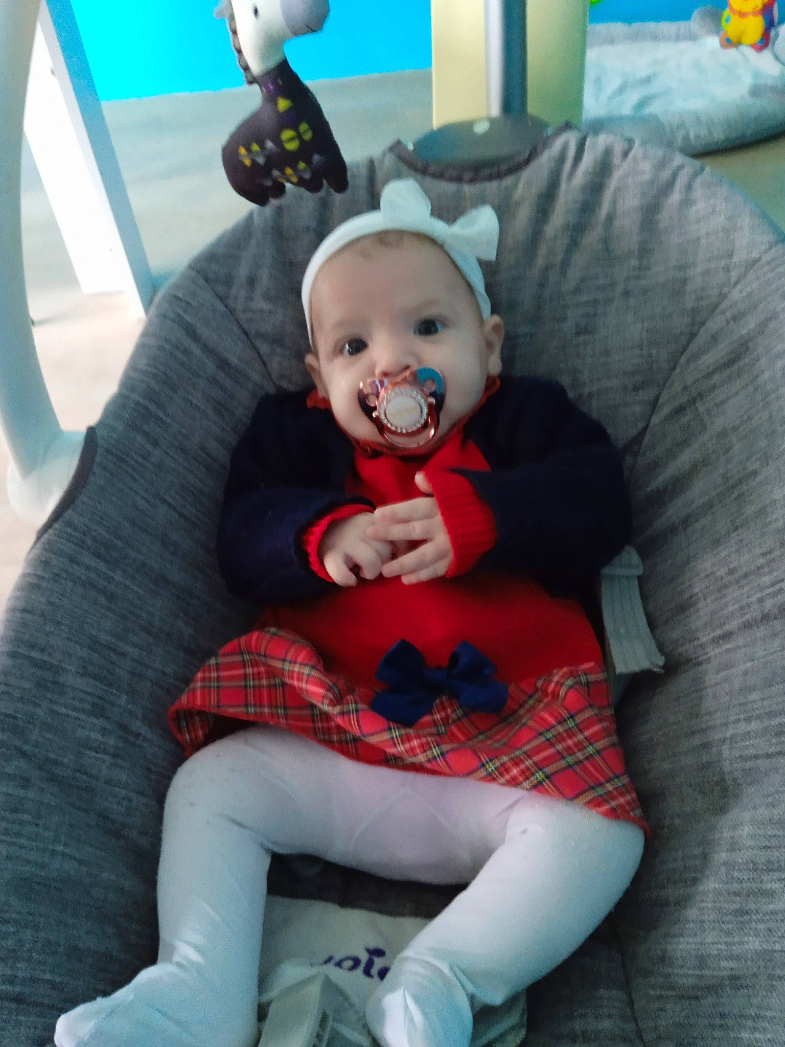 Malvina a rejoint le concours — aidez-le/la à gagner de superbes lots ! baby, baby_toddler_clothing, blue, comfort, costume, fictional_character, happy, human_leg, knee, lap, pattern, person, plaid, sitting, sleeve, smile, sock, textile, thigh, toddler