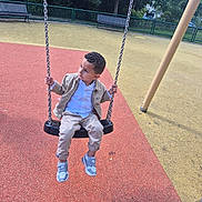Kecine participe au concours pour gagner de l'argent avec cette photo : bench, boy, casual_clothing, child, childhood, curious, daylight, fun, metal_chains, nature, outdoor, park, play, playground, recreation, seat, sneakers, swing, trees, young