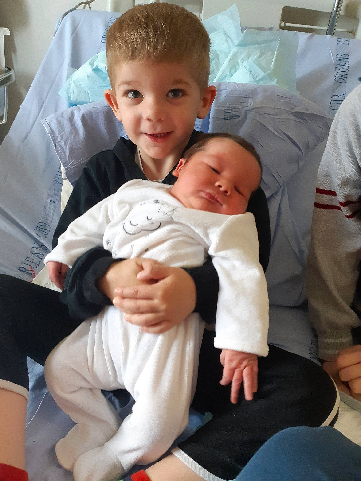 Ylenzo participe au concours pour gagner de l'argent avec cette photo : arm, baby, child, finger, leg, person, sitting, toddler