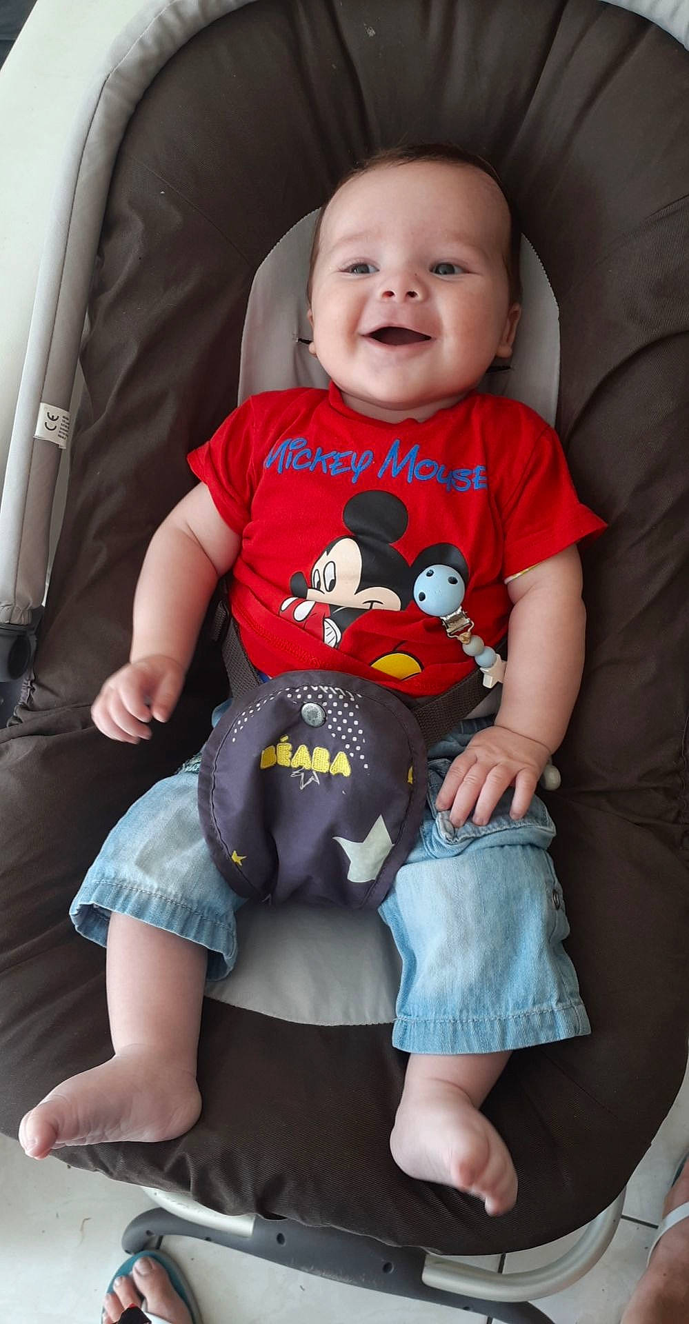 Tynéo participe au concours pour gagner de l'argent avec cette photo : baby, baby_in_car_seat, baby_products, baby_toddler_clothing, cheek, child, leg, person, product, sitting, skin, smile, t_shirt, toddler