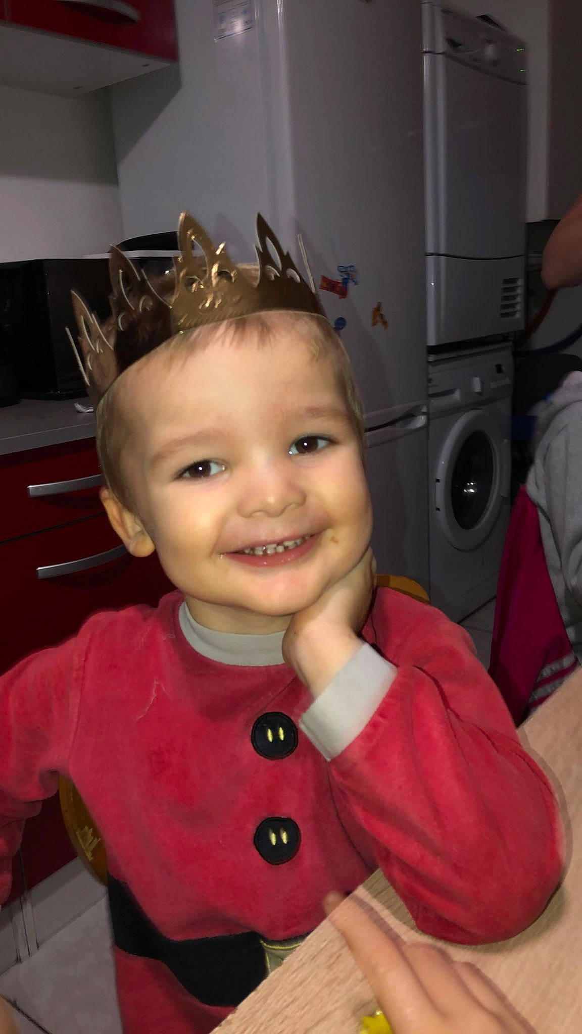 Tynéo participe au concours pour gagner de l'argent avec cette photo : baby_toddler_clothing, cabinetry, chair, cheek, child, clothes_dryer, drawer, flooring, fun, happy, home_appliance, joy, kitchen, kitchen_appliance, major_appliance, person, pink, room, sleeve, smile