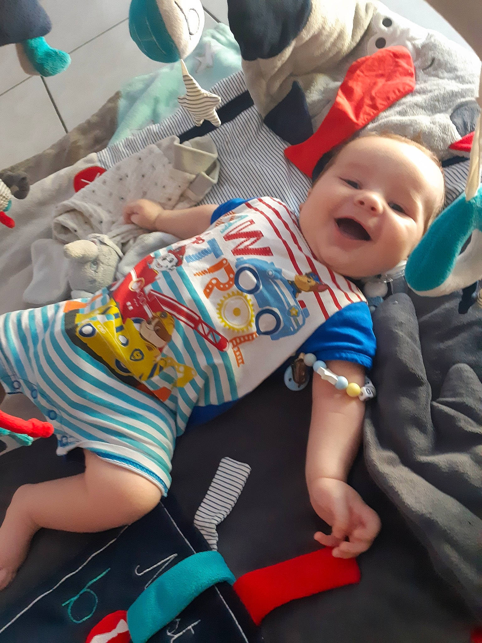 Tynéo participe au concours pour gagner de l'argent avec cette photo : baby, child, fun, leg, person, play, smile, toddler, vacation