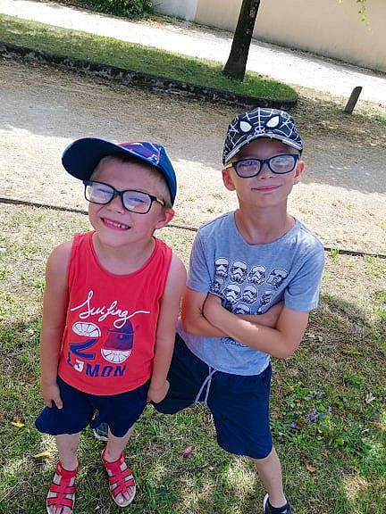 Ethan a rejoint le concours — aidez-le/la à gagner de superbes lots ! child, cool, eyewear, fun, glasses, grass, happy, head, headgear, joy, people, person, personal_protective_equipment, recreation, smile, style, summer, sunglasses, t_shirt, toddler