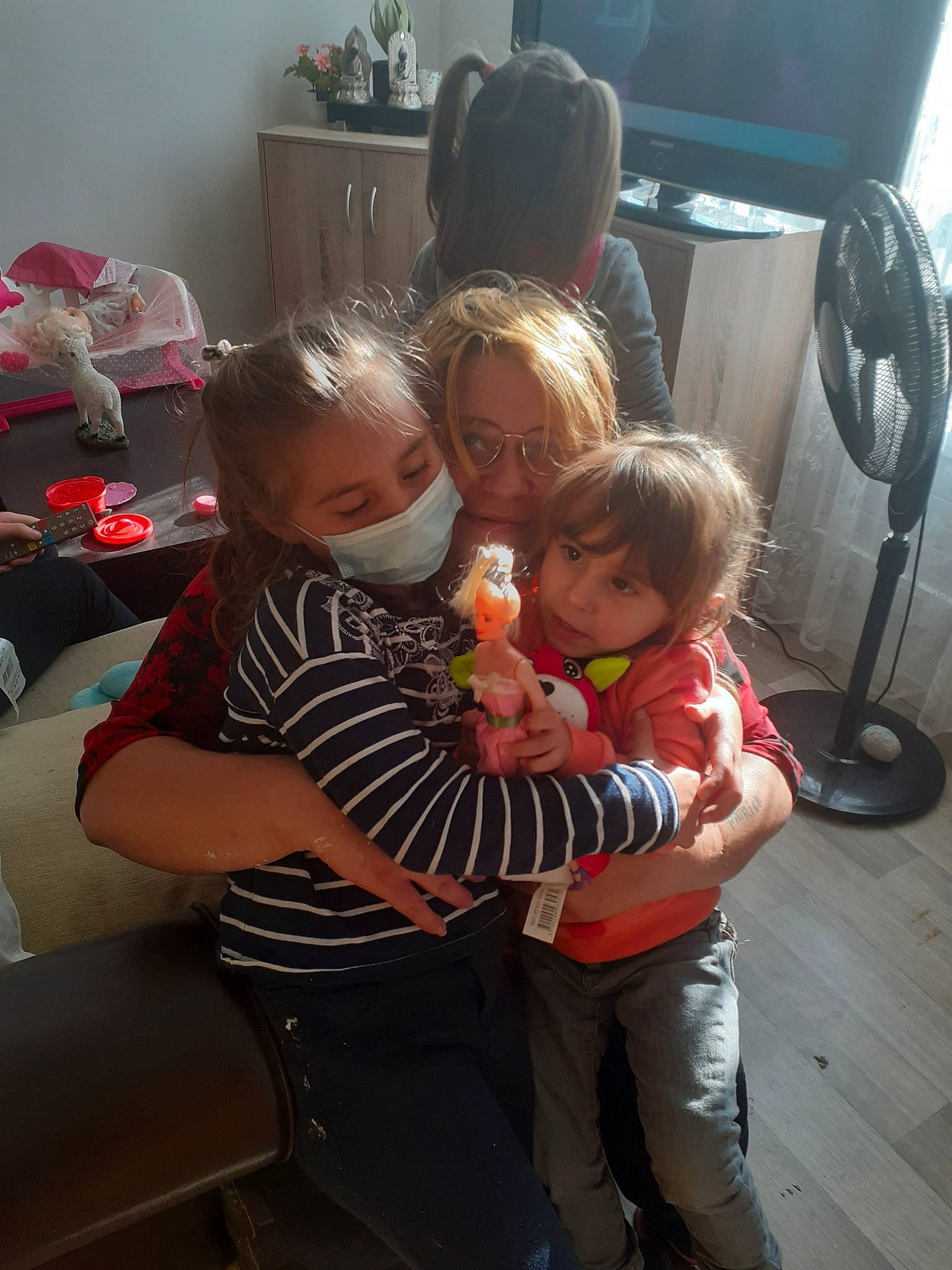 Manon participe au concours pour gagner de l'argent avec cette photo : baby, chair, child, comfort, event, family_car, flooring, fun, home_appliance, lap, living_room, luxury_vehicle, person, play, room, sitting, t_shirt, television, toddler, vacation