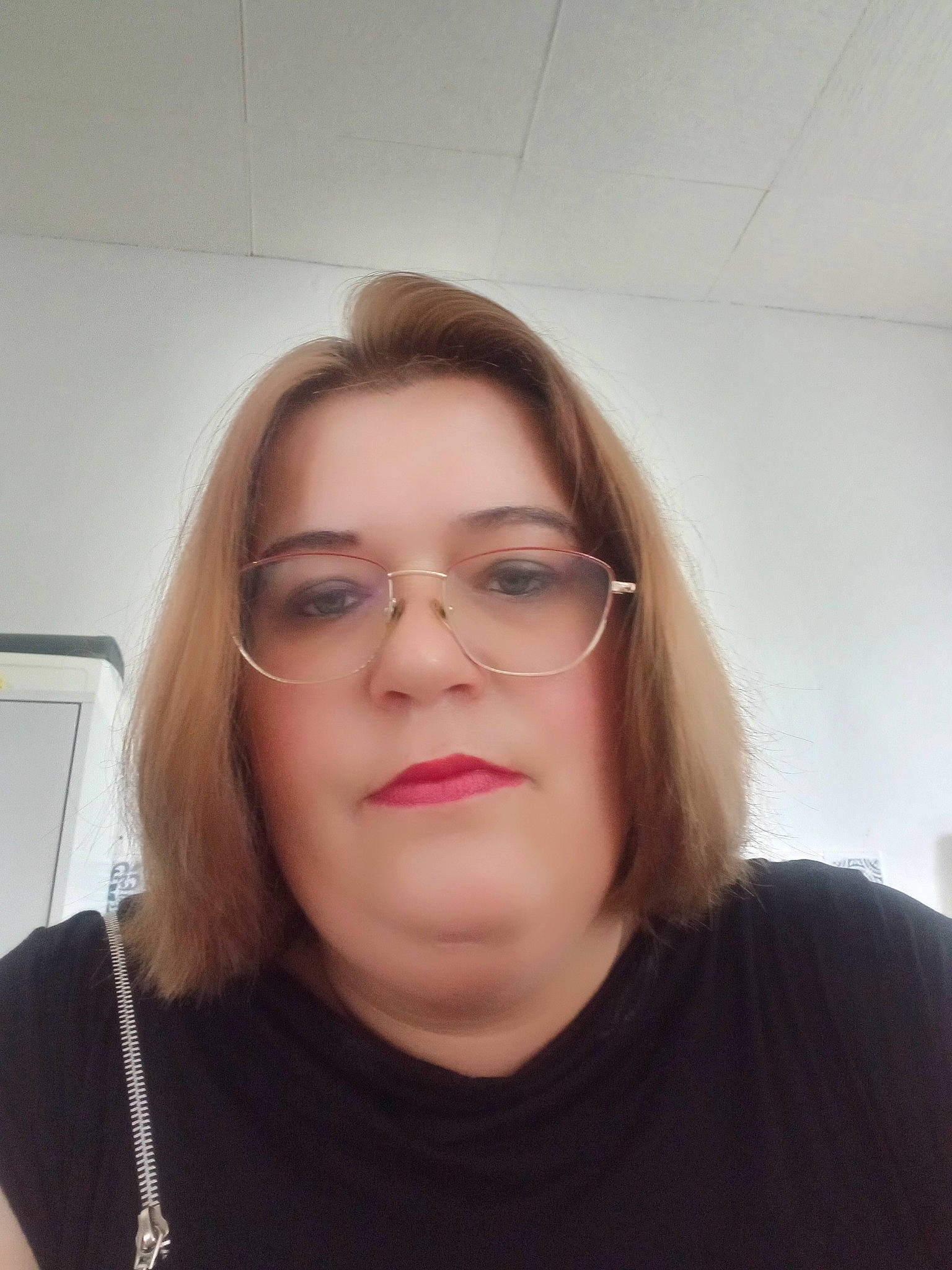 Manon participe au concours pour gagner de l'argent avec cette photo : cheek, chin, ear, eyebrow, eyelash, eyewear, flash_photography, forehead, gesture, glasses, happy, jaw, layered_hair, lip, mouth, neck, nose, person, smile, t_shirt