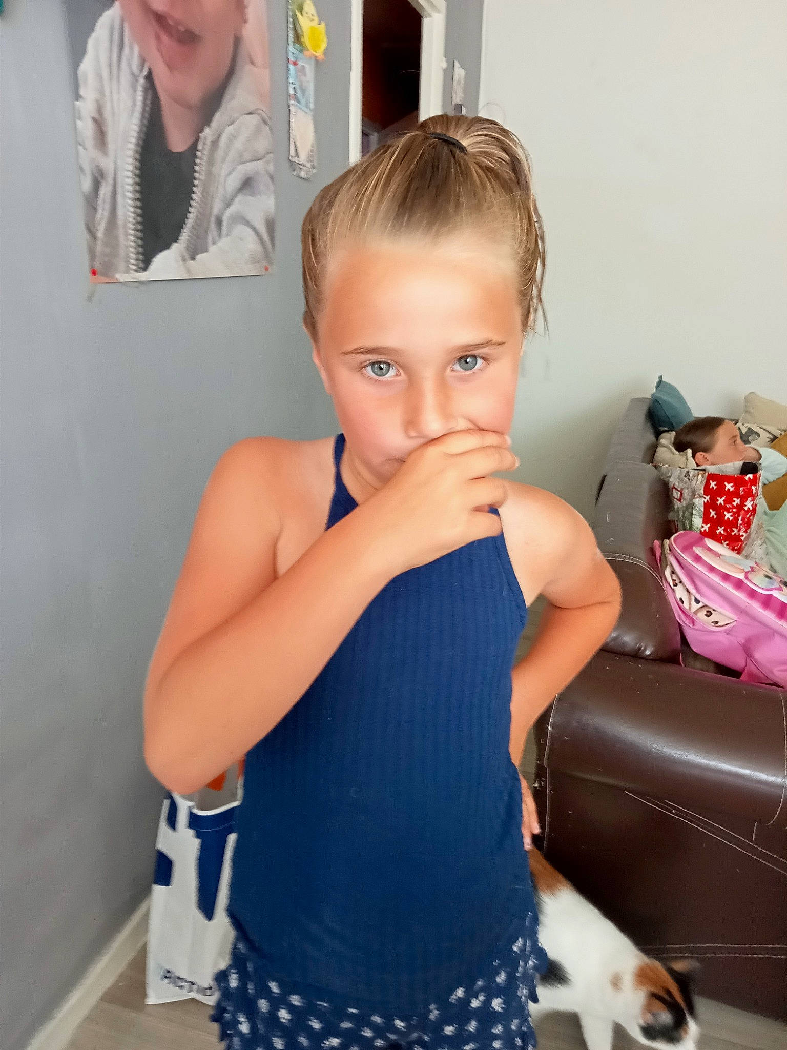 Manon a rejoint le concours — aidez-le/la à gagner de superbes lots ! chest, companion_dog, couch, electric_blue, eye, fun, hair, happy, head, human_leg, joint, leisure, muscle, organ, person, shoulder, skin, studio_couch, thigh, toy