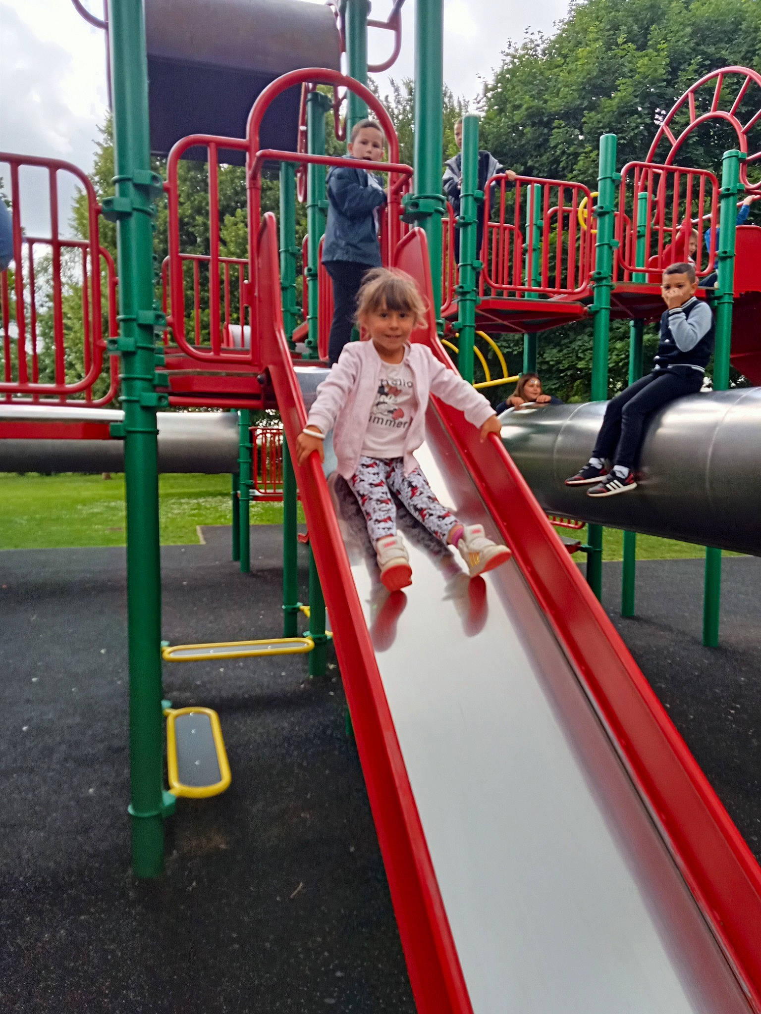 Jeanne a rejoint le concours — aidez-le/la à gagner de superbes lots ! baby_toddler_clothing, child, chute, city, fun, human_settlement, joy, leisure, nonbuilding_structure, outdoor_play_equipment, outdoor_recreation, person, play, playground, playground_slide, public_space, recreation, red, shorts, t_shirt